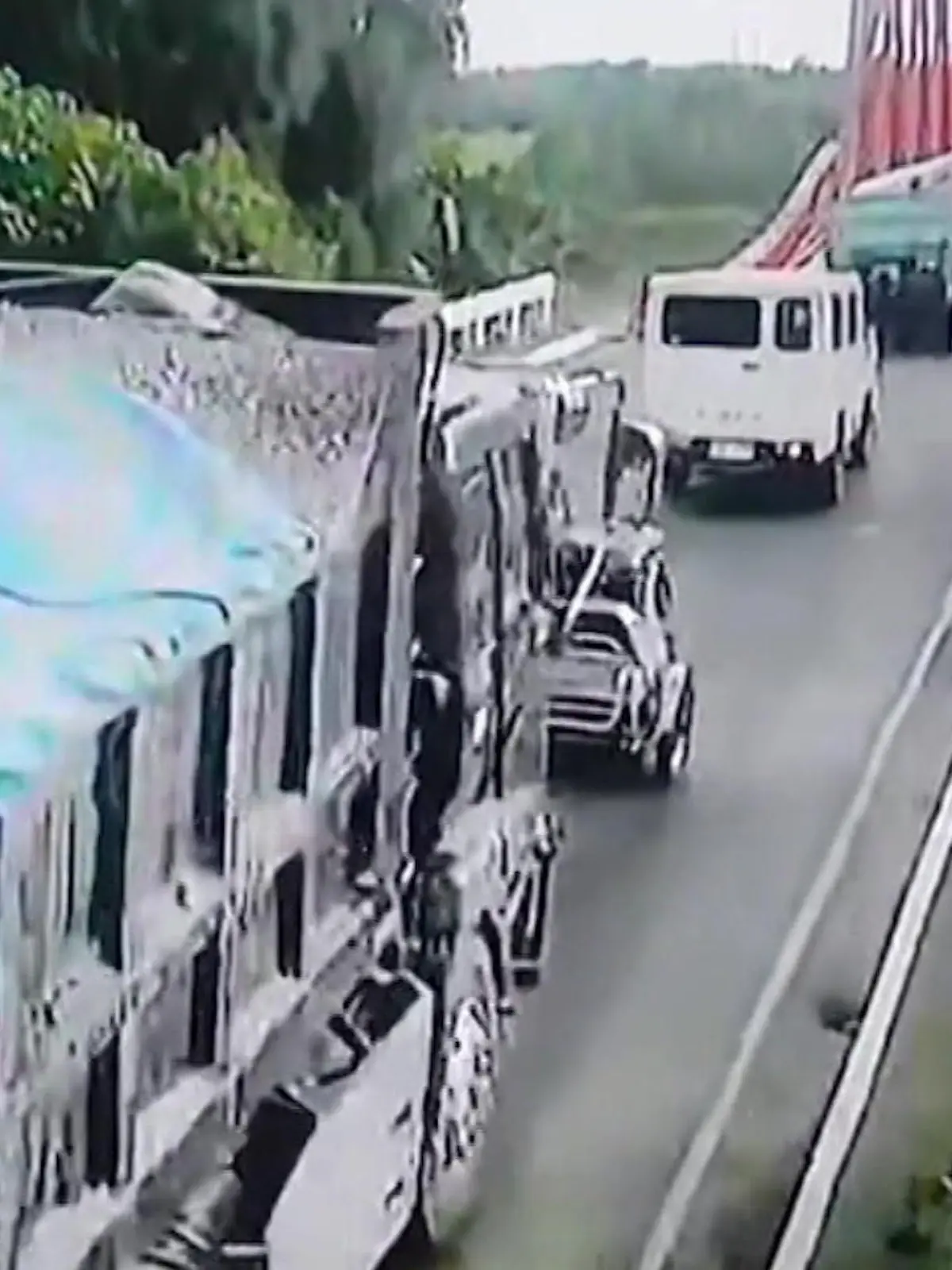 Auf den Philippinen bringen zwei Lastwagen eine Brücke zum Einsturz. Die Fahrzeuge haben mehr Gewicht geladen, als die Brücke aushalten kann. Vier Menschen werden bei dem Unglück verletzt.