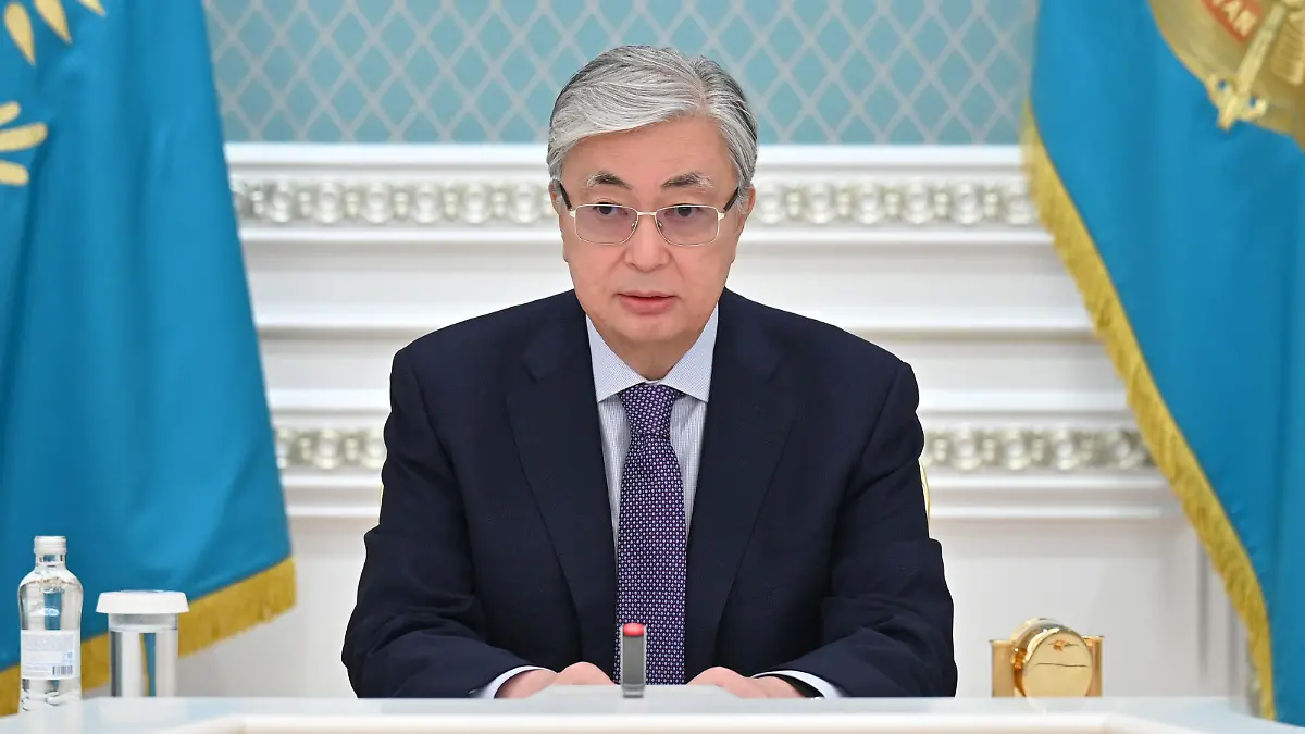 HANDOUT - 05.01.2022, Kasachstan, Nur-Sultan: Kassym-Jomart Tokajew, Präsident von Kasachstan, nimmt an einer Sitzung des Sicherheitsrates teil. Aus dem Unmut über gestiegene Gaspreise sind gewaltsame Ausschreitungen gegen die autoritäre Führung in Kasachstan geworden. Präsident Tokajew bat ein von Russland geführtes Militärbündnis um Hilfe. Foto: -/Kazakh presidential website/XinHua/dpa - ACHTUNG: Nur zur redaktionellen Verwendung und nur mit vollständiger Nennung des vorstehenden Credits +++ dpa-Bildfunk +++