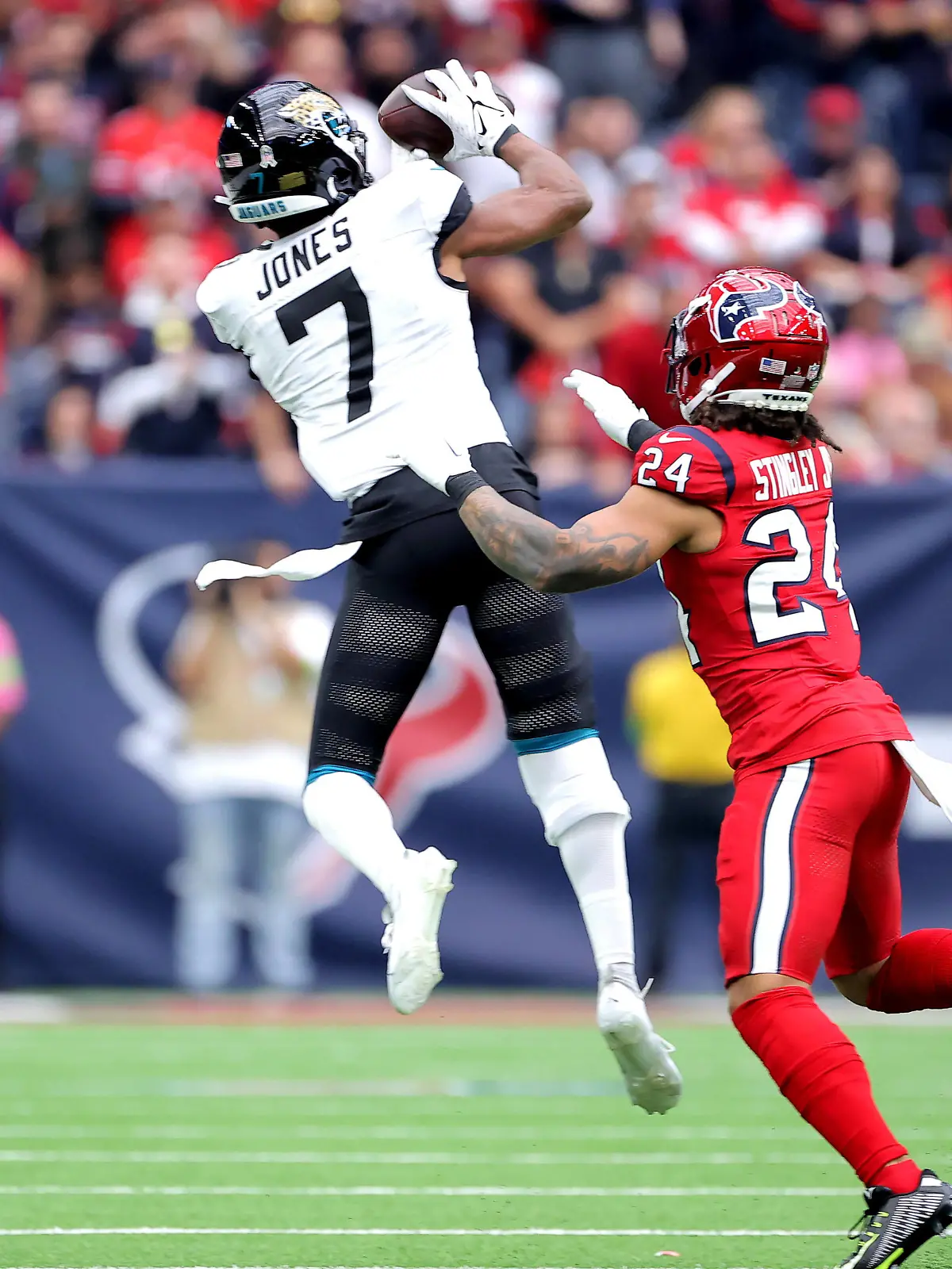 November 26, 2023, Houston, Texas, U.S: Jacksonville Jaguars wide receiver Zay Jones 7 leaps to make a catch during the first quarter between the Houston Texans and the Jacksonville Jaguars at NRG Stadium in Houston, TX on November 26, 2023. Houston U.S. - ZUMAw137 20231126_aap_w137_046 Copyright: xErikxWilliamsx