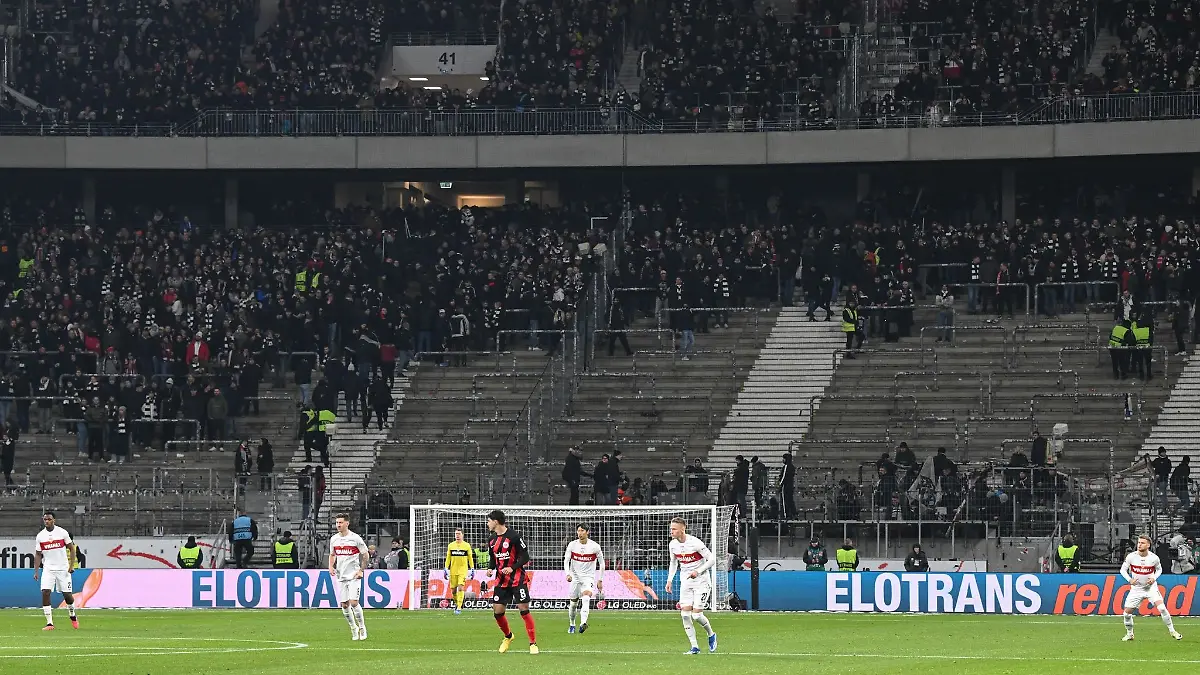 Aus Protest gegen die Polizei ziehen sich die Frankfurter Ultras aus ihrem Fanblock zurück.