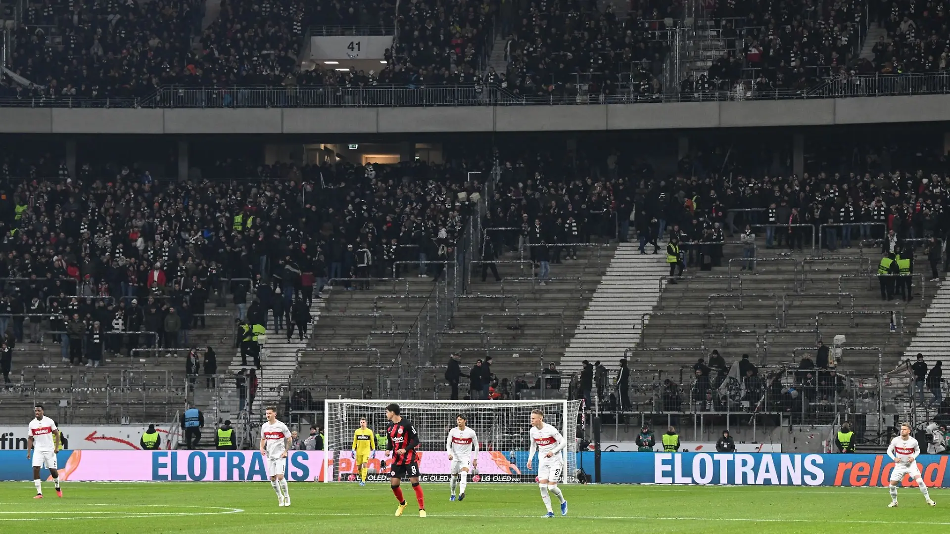 Aus Protest gegen die Polizei ziehen sich die Frankfurter Ultras aus ihrem Fanblock zurück.