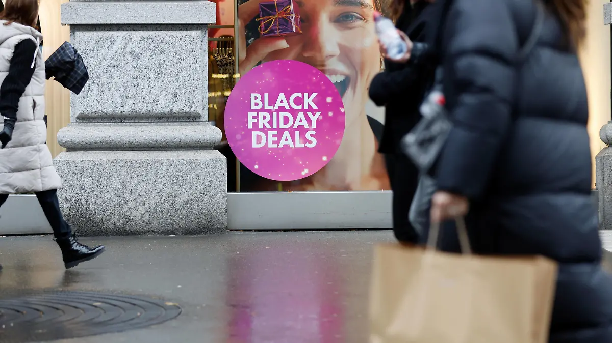 Foto Manuel Geisser 24.11.2023 Zuerich , SCHWEIZ, Schriftzug Black Friday Schaufenster Kleiderladen *** Photo Manuel Geisser 24 11 2023 Zuerich , SWITZERLAND, Lettering Black Friday shop window clothes store