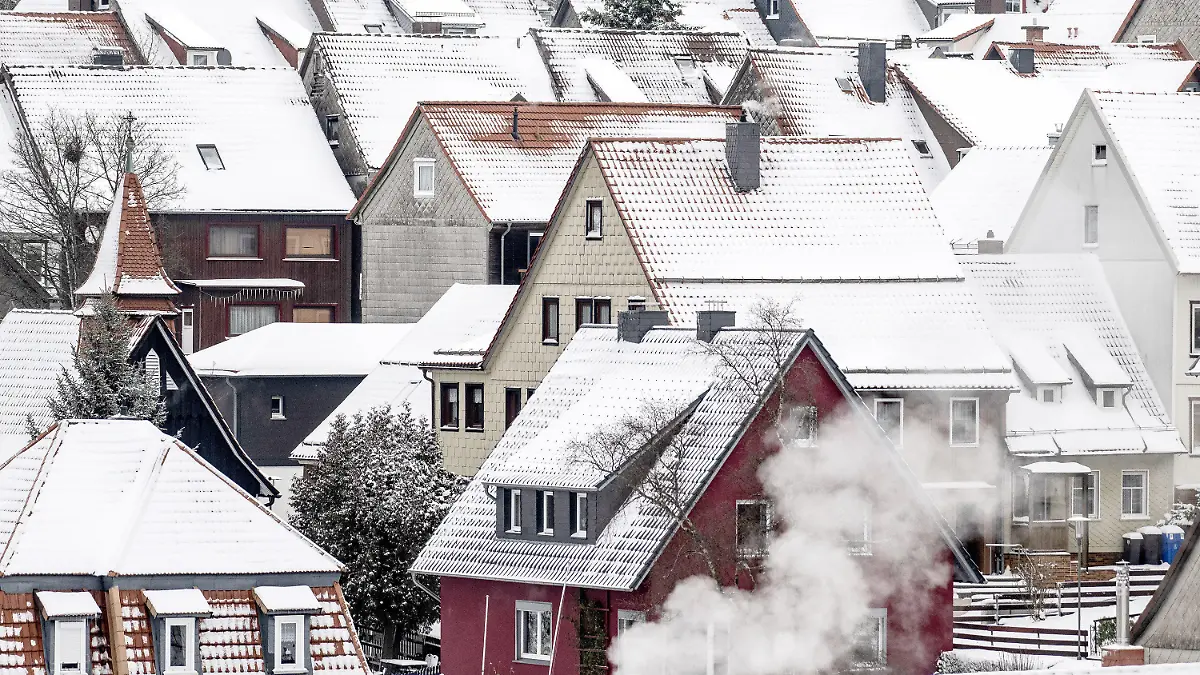 26.11.2023, Niedersachsen, St. Andreasberg: Mit Schnee bedeckt sind die Hausdächer im Harz. Im Harz ist der erste Schnee des Winters gefallen. Foto: Swen Pförtner/dpa +++ dpa-Bildfunk +++