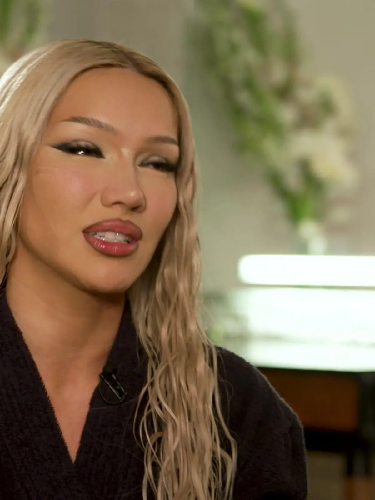Bei der Generation Z ist Rapperin Shirin David schon lange ein Megastar – und spätestens nach ihrem Auftritt bei „Wetten, dass..?“ ist die 28-Jährige auch bei den Eltern ihrer Fans Thema. Sie verteilt gleich mehrere Spitzen gegen Thomas Gottschalk, lässt sich nicht vorschreiben, wie sie als Feministin auszusehen hat. Im Netz wird sie für ihre Schlagfertigkeit teils scharf kritisiert. Was das ständige bewertet werden mit ihr macht? Im RTL-Interview spricht Shirin ganz offen über Selbstzweifel und ihrem Umgang mit Online-Hass. Die ehrlichen Worte der Musikerin gibt es im Video.