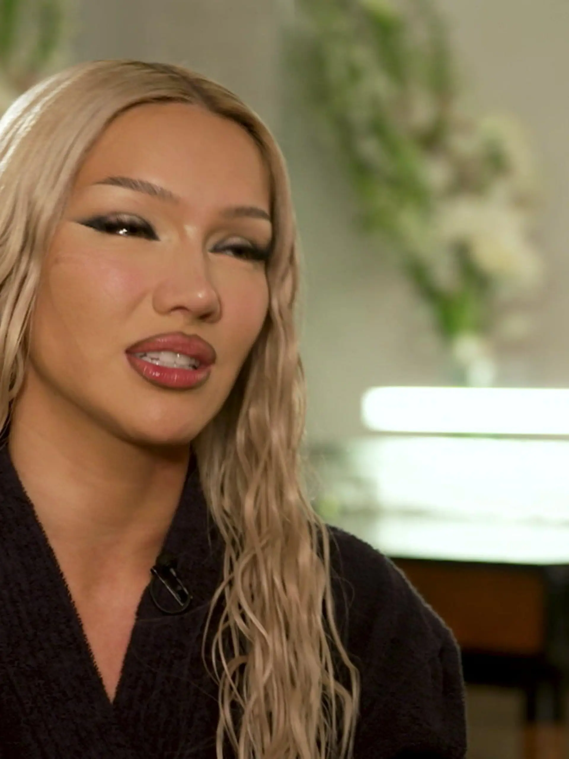Bei der Generation Z ist Rapperin Shirin David schon lange ein Megastar – und spätestens nach ihrem Auftritt bei „Wetten, dass..?“ ist die 28-Jährige auch bei den Eltern ihrer Fans Thema. Sie verteilt gleich mehrere Spitzen gegen Thomas Gottschalk, lässt sich nicht vorschreiben, wie sie als Feministin auszusehen hat. Im Netz wird sie für ihre Schlagfertigkeit teils scharf kritisiert. Was das ständige bewertet werden mit ihr macht? Im RTL-Interview spricht Shirin ganz offen über Selbstzweifel und ihrem Umgang mit Online-Hass. Die ehrlichen Worte der Musikerin gibt es im Video.