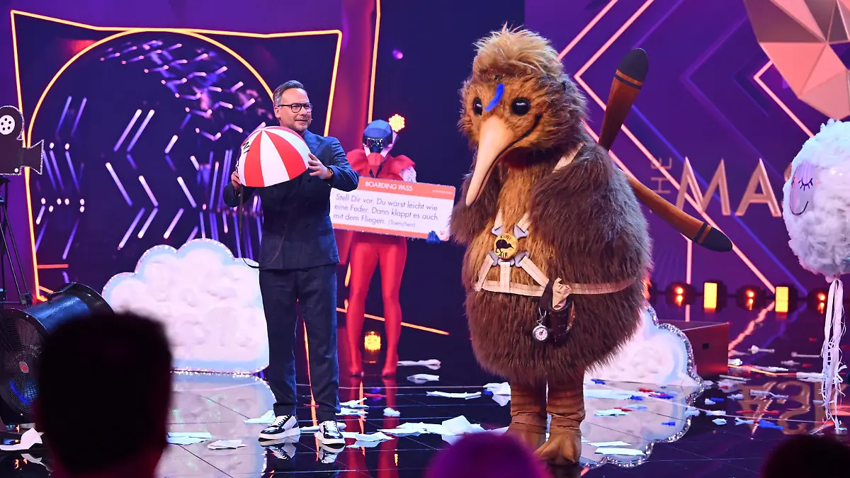 Matthias Opdenhövel auf der "The Masked Singer"-Bühne mit dem Charakter "Kiwi".