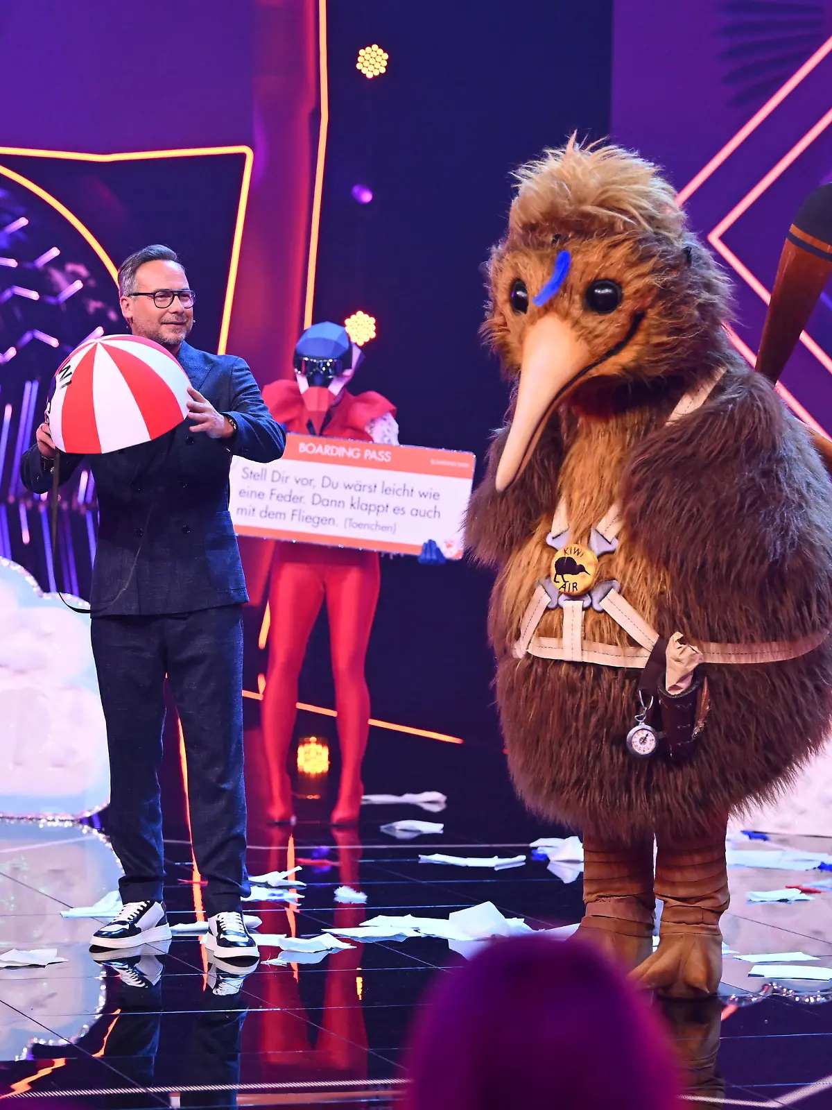 Matthias Opdenhövel auf der "The Masked Singer"-Bühne mit dem Charakter "Kiwi".