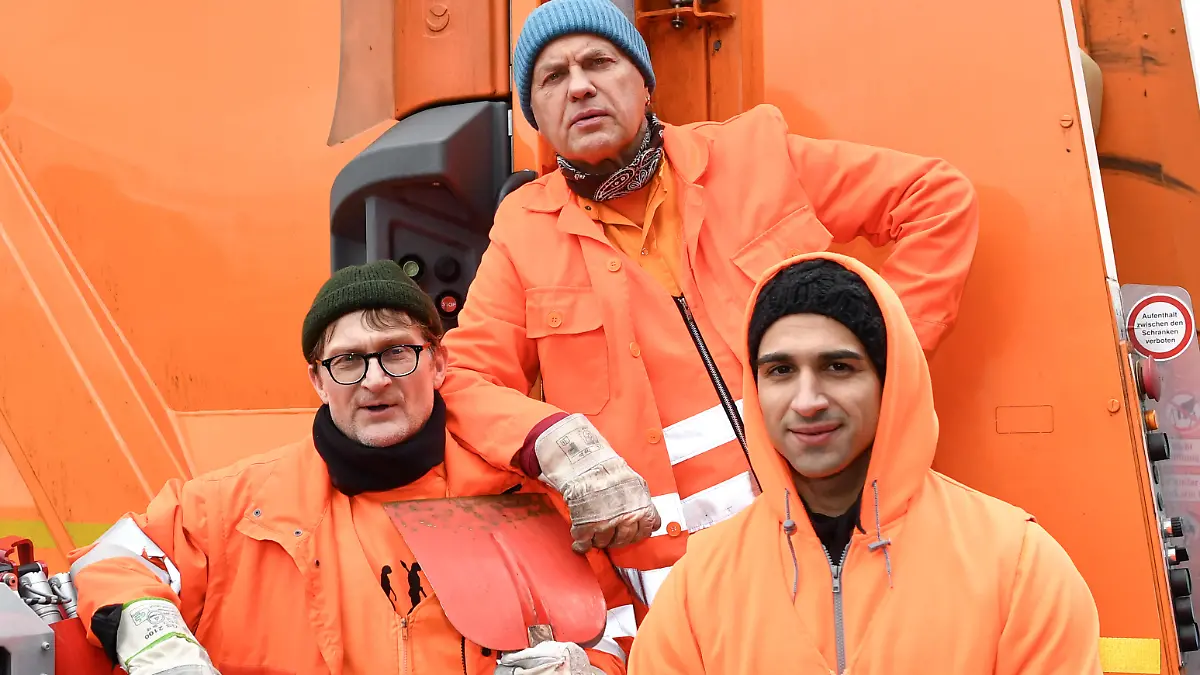 EXKLUSIV: 12.02.2018, Berlin: Die Schauspieler Jörn Hentschel als Ralle (l-r), Uwe Ochsenknecht als Werner und Daniel Rodic als Tarik stehen am Rande von Dreharbeiten der ARD-Degeto-Komödie "Die Drei von der Müllabfuhr" über den Alltag dreier Berliner Müllmänner an einem Müllfahrzeug. Foto: Jens Kalaene/dpa-Zentralbild/dpa