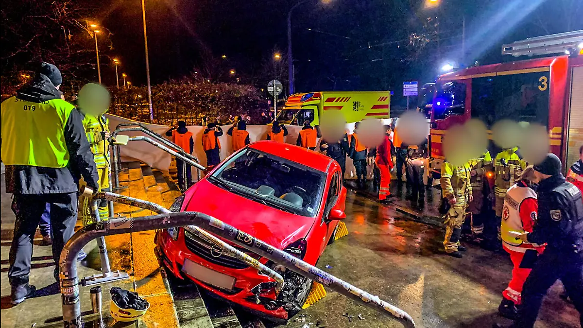 Ein Opel krachte am Sonntagabend kurz nach Spielende in die Treppe vor dem Rudolf-Harbig-Stadion.