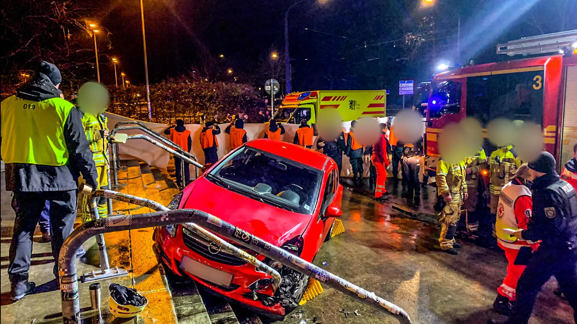 Ein Opel krachte am Sonntagabend kurz nach Spielende in die Treppe vor dem Rudolf-Harbig-Stadion.