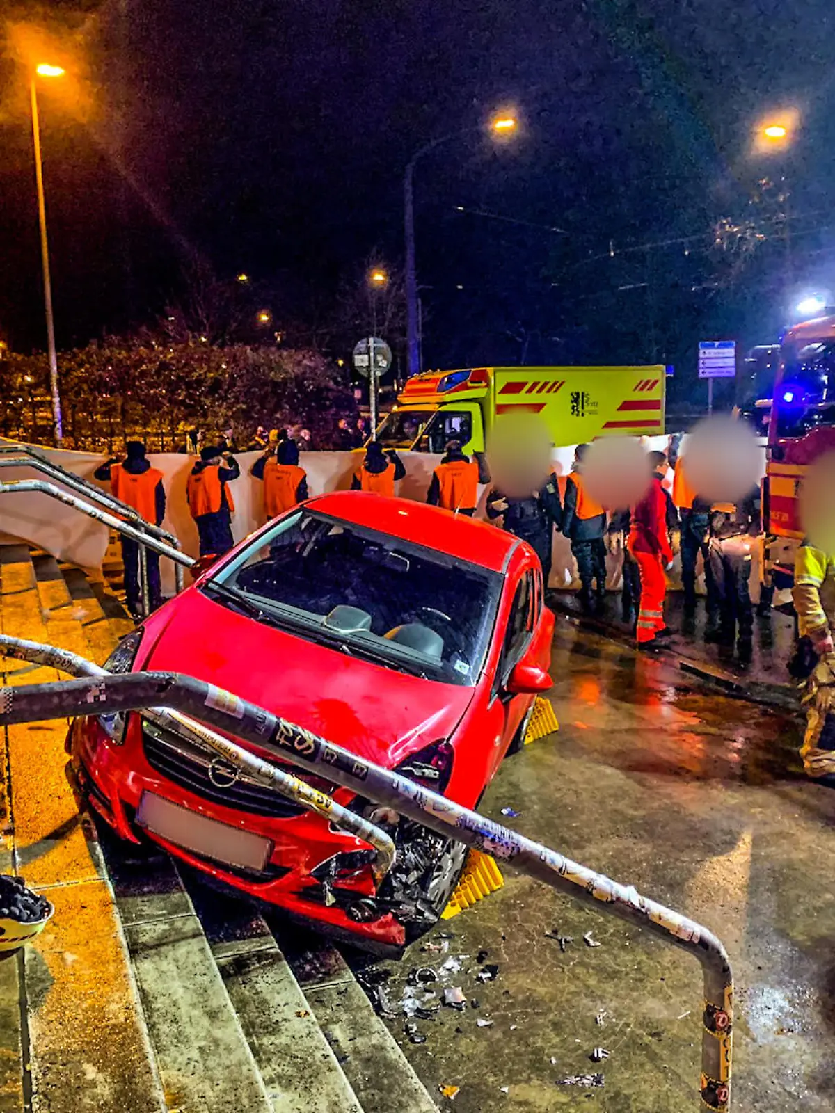 Ein Opel krachte am Sonntagabend kurz nach Spielende in die Treppe vor dem Rudolf-Harbig-Stadion.