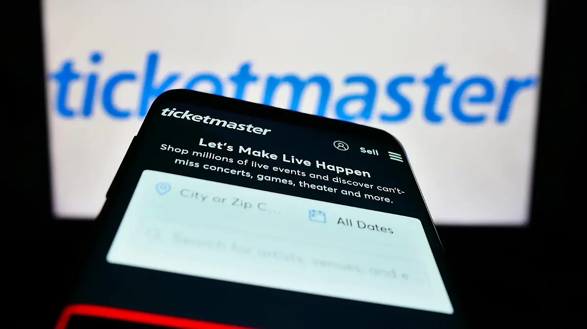 Mobile phone with website of US company Ticketmaster Entertainment Inc. on screen. Stuttgart, Germany - 12-02-2022: Mobile phone with website of US company Ticketmaster Entertainment Inc. on screen in front of business logo. Focus on top-left of phone display. Copyright: xZoonar.com/TimonxSchneiderx 19528398