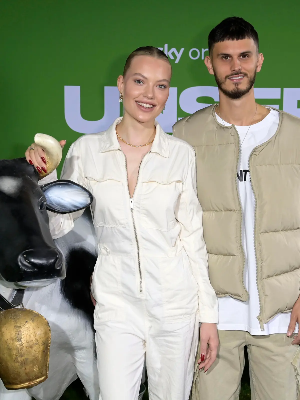Cheyenne Ochsenknecht und Ehemann Nino Sifkovits beim Fototermin der Sky OriginalReality-Dokumentation 'Unser Hof - Mit Cheyenne und Nino' im Old Smithy's Dizzle. Berlin, 21.11.2023
