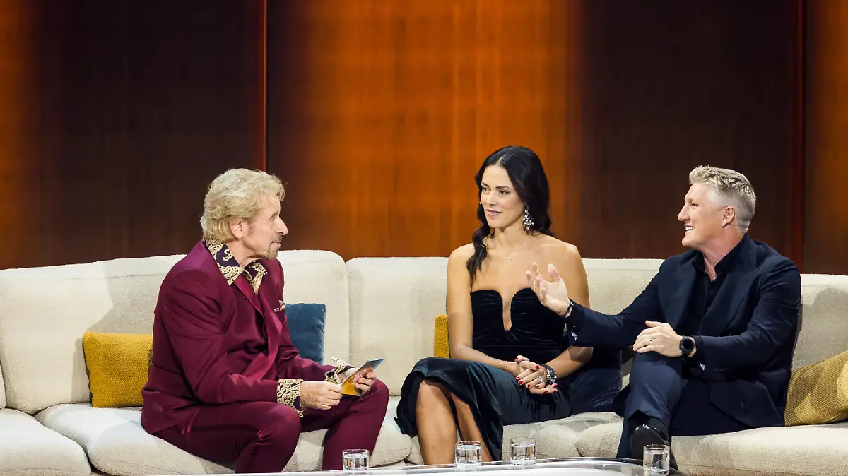 Offenburg Wetten, dass.. , Offenburg 2023 ZDF-Fernsehsendung Wetten, dass.. zum letzten mal moderiert von Thomas Gottschalk - hier mit Ana Ivanovic und Bastian Schweinsteiger, 25. November 2023, Offenburg / Baden-Württemberg / Deutschland, EIBNER-PRESSEFOTO Tel: 0172 837 4655 *** Offenburg Wetten, dass , Offenburg 2023 ZDF TV show Wetten, dass hosted for the last time by Thomas Gottschalk here with Ana Ivanovic and Bastian Schweinsteiger, November 25, 2023, Offenburg Baden Württemberg Germany, EIBNER PRESS PHOTO Tel 0172 837 4655 Copyright: xSocher/xEibner-Pressefotox EP_kso