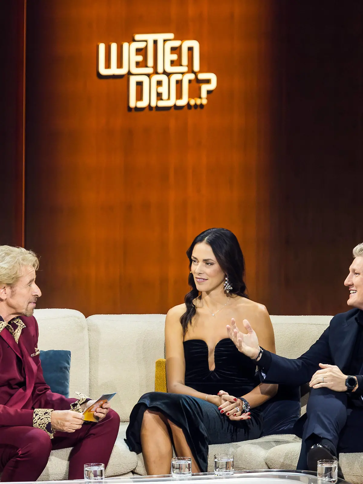 Offenburg Wetten, dass.. , Offenburg 2023 ZDF-Fernsehsendung Wetten, dass.. zum letzten mal moderiert von Thomas Gottschalk - hier mit Ana Ivanovic und Bastian Schweinsteiger, 25. November 2023, Offenburg / Baden-Württemberg / Deutschland, EIBNER-PRESSEFOTO Tel: 0172 837 4655 *** Offenburg Wetten, dass , Offenburg 2023 ZDF TV show Wetten, dass hosted for the last time by Thomas Gottschalk here with Ana Ivanovic and Bastian Schweinsteiger, November 25, 2023, Offenburg Baden Württemberg Germany, EIBNER PRESS PHOTO Tel 0172 837 4655 Copyright: xSocher/xEibner-Pressefotox EP_kso