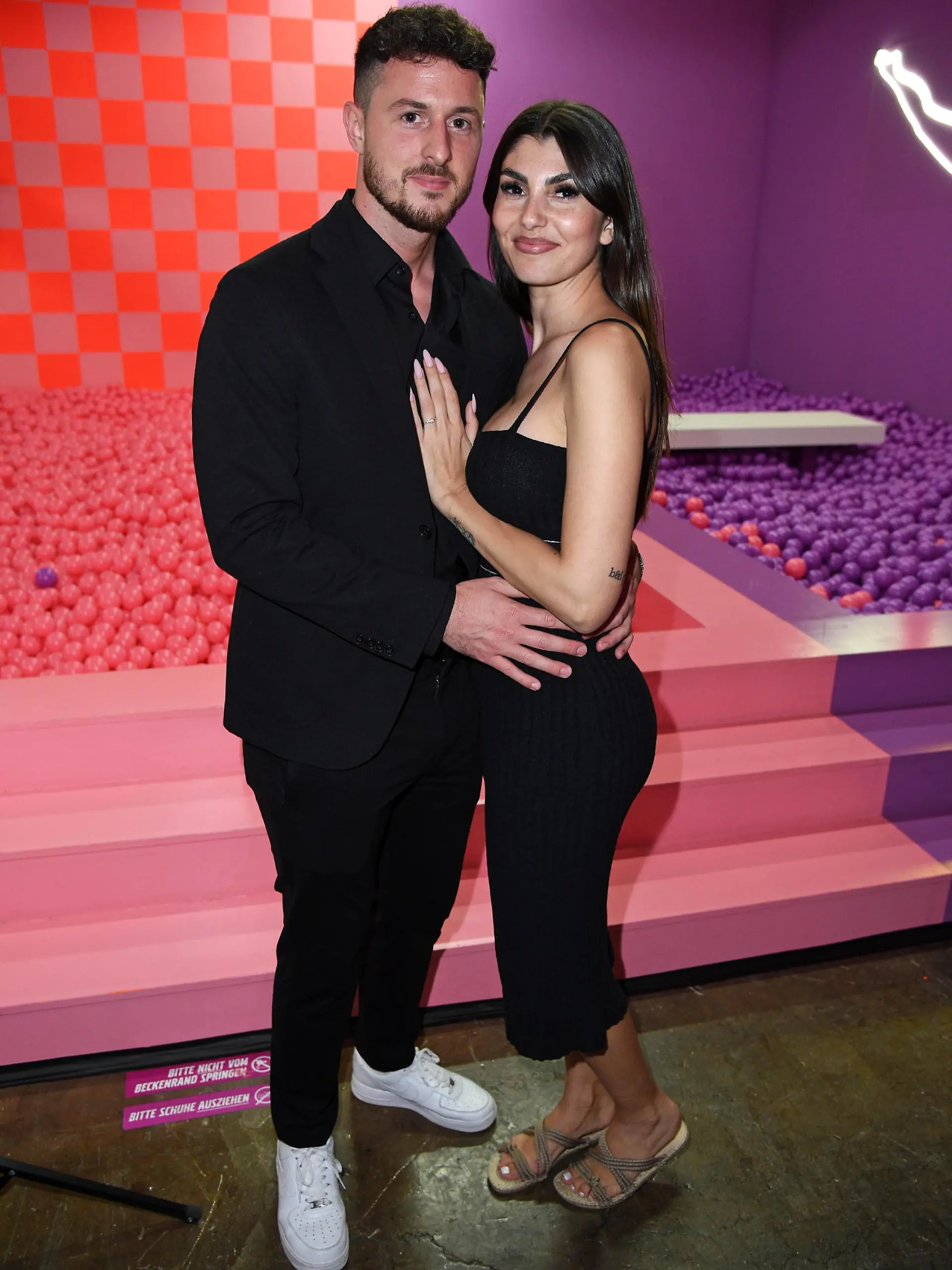 Yeliz Koc mit Freund Jannik Kontalis beim TKMaxx Onlineshop VIP Opening im Supercandy Pop-Up Museum in Köln am 10.05.2023 *** Yeliz Koc with boyfriend Jannik Kontalis at the TKMaxx Onlineshop VIP Opening in the Supercandy Pop Up Museum in Cologne on 10 05 2023