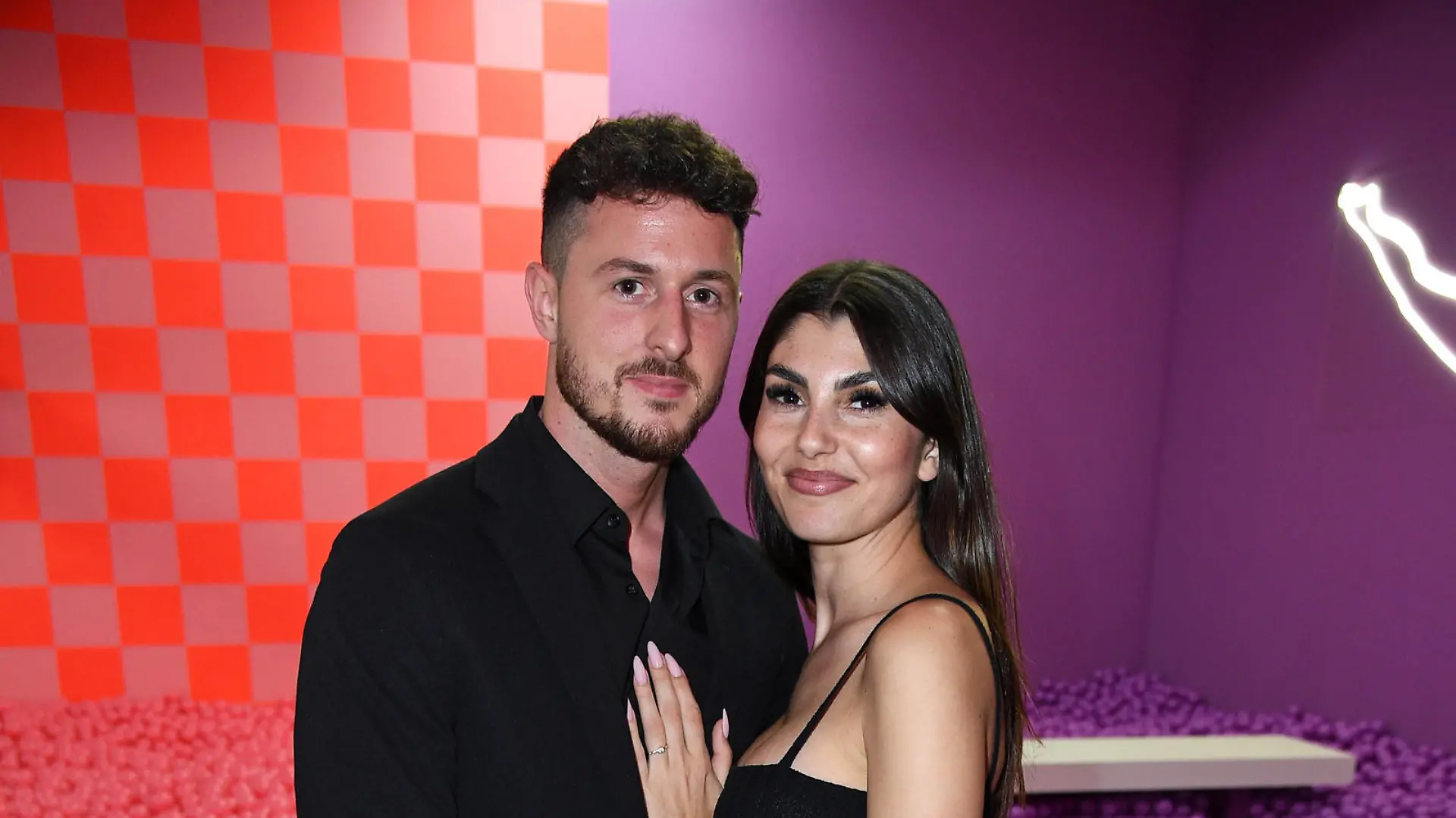 Yeliz Koc mit Freund Jannik Kontalis beim TKMaxx Onlineshop VIP Opening im Supercandy Pop-Up Museum in Köln am 10.05.2023 *** Yeliz Koc with boyfriend Jannik Kontalis at the TKMaxx Onlineshop VIP Opening in the Supercandy Pop Up Museum in Cologne on 10 05 2023