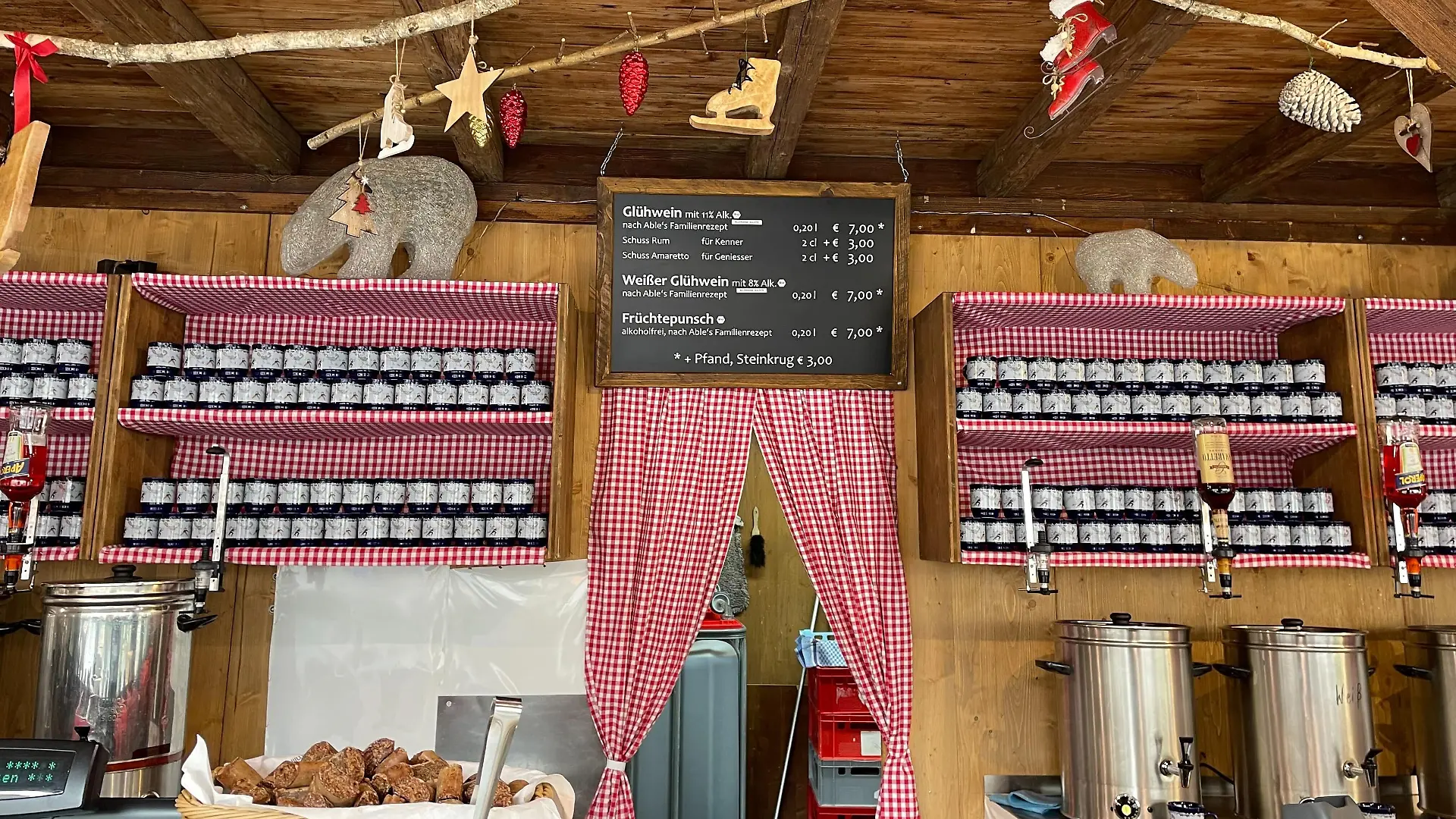 Ein Glühwein kostet hier sieben Euro - ohne Pfand