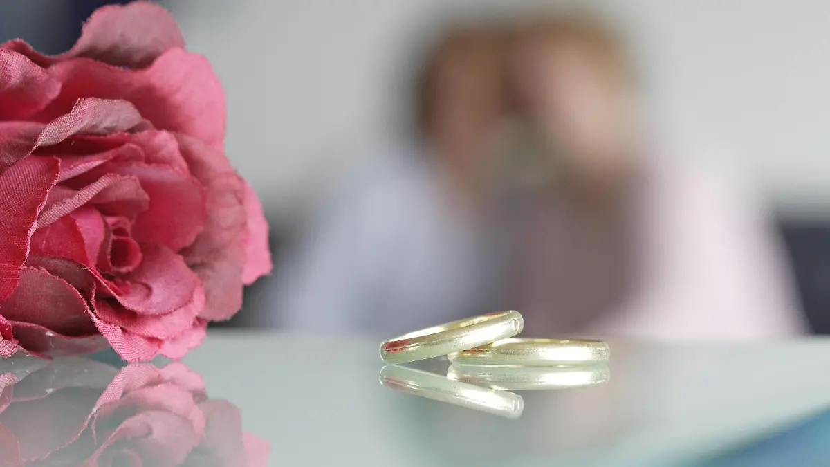 Eheringe mit Rose , im Hintergrund zwei Frauen . Radevormwald , 12.06.2006 , Radevormwald Deutschland PUBLICATIONxINxGERxSUIxAUTxONLY Copyright: xU.xGrabowskyx
Wedding rings with Rose in Background Two Women Radevormwald 12 06 2006 Radevormwald Germany PUBLICATIONxINxGERxSUIxAUTxONLY Copyright Xu xGrabowskyx