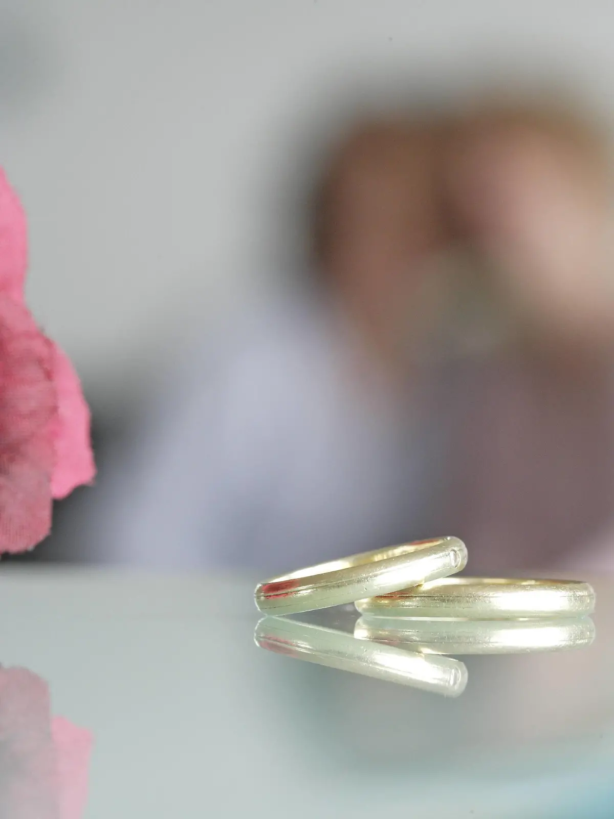 Eheringe mit Rose , im Hintergrund zwei Frauen . Radevormwald , 12.06.2006 , Radevormwald Deutschland PUBLICATIONxINxGERxSUIxAUTxONLY Copyright: xU.xGrabowskyx

Wedding rings with Rose in Background Two Women Radevormwald 12 06 2006 Radevormwald Germany PUBLICATIONxINxGERxSUIxAUTxONLY Copyright Xu xGrabowskyx  