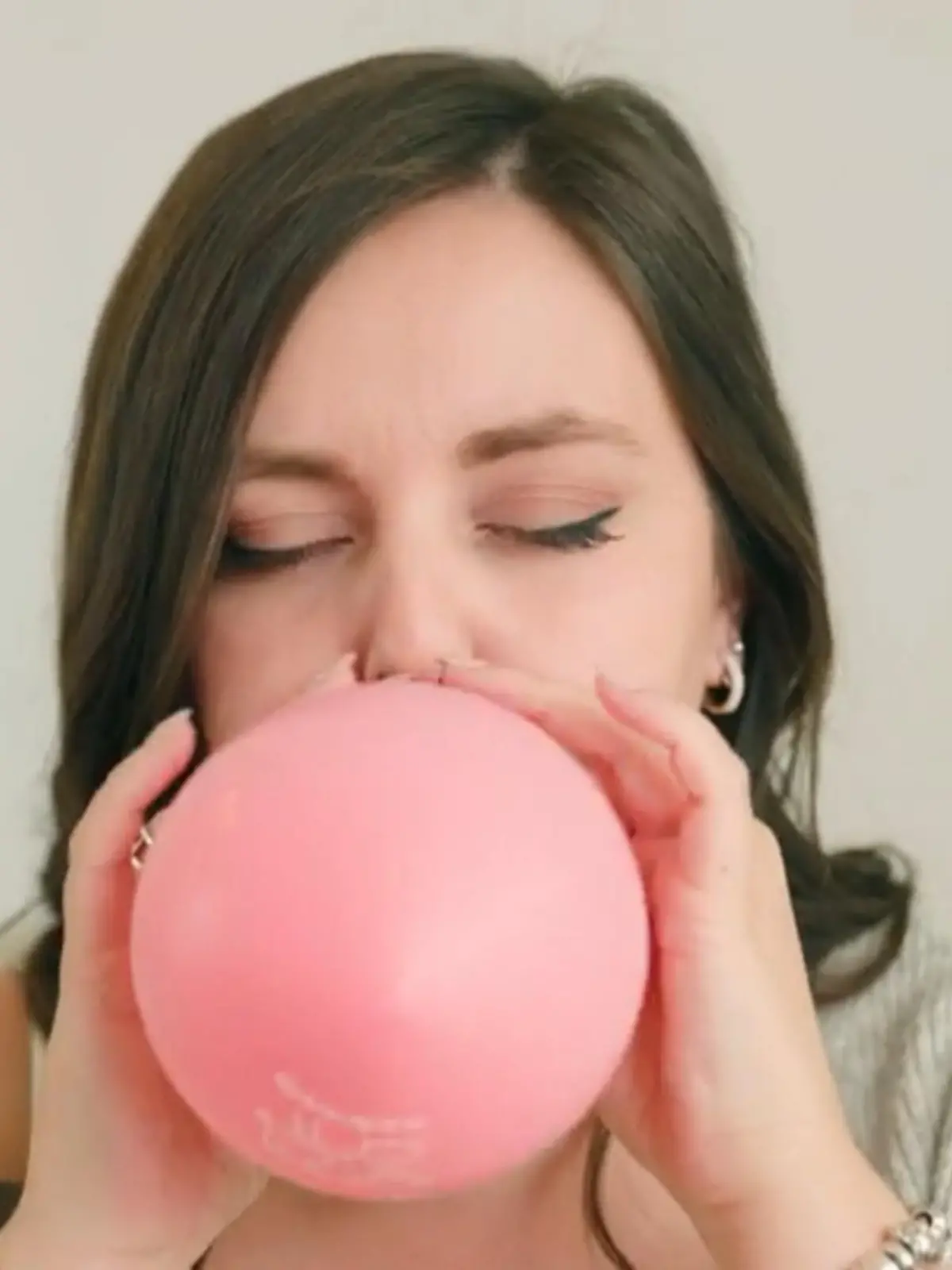 Unser Hack Checkerin prüft Life Hacks auf Herz und Nieren. Und siehe da, so manches funktioniert wunderbar. 
So auch der Luftballon, der in keinem Kulturbeutel mehr fehlen darf. Warum? Das erfahrt ihr im Video.