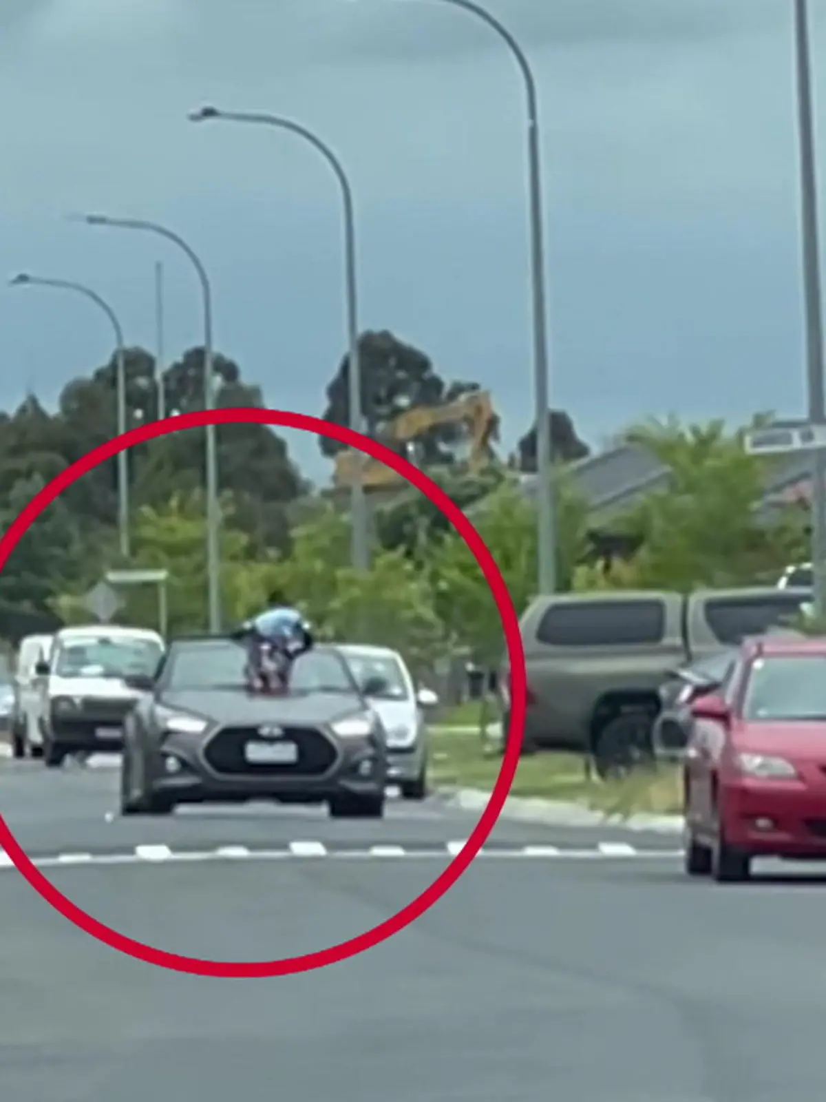 Eine Frau (27) in Australien fährt mit ihrem Auto durch eine Wohnsiedlung, während ein elfjähriges Kind regelrecht auf der Windschutzscheibe klebt. Inzwischen hat sie sich für den Vorfall entschuldigt.