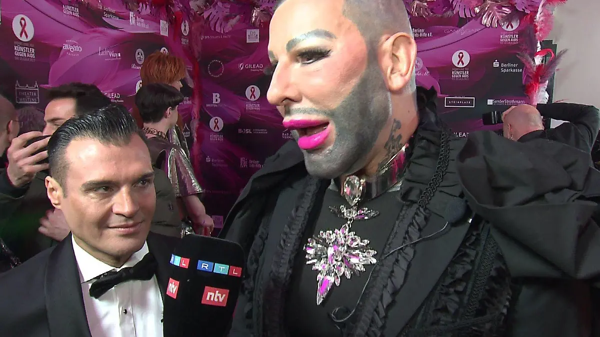 Harald Glööckler kam zum Event "Künstler gegen Aids" in Begleitung von Dieter Padar.