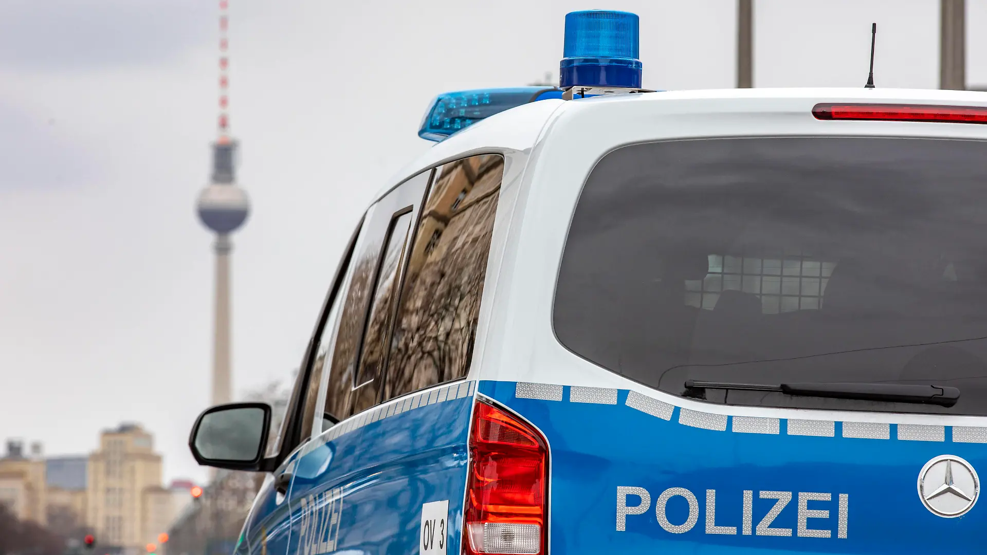 Polizei im Einsatz, Ein Streifenwagen der Berliner Polizei mit Blaulicht im Einsatz an der Frankfurter Allee Berlin Berlin Deutschland *** Police in action, A Berlin police patrol car with blue lights in action at Frankfurter Allee Berlin Berlin Germany