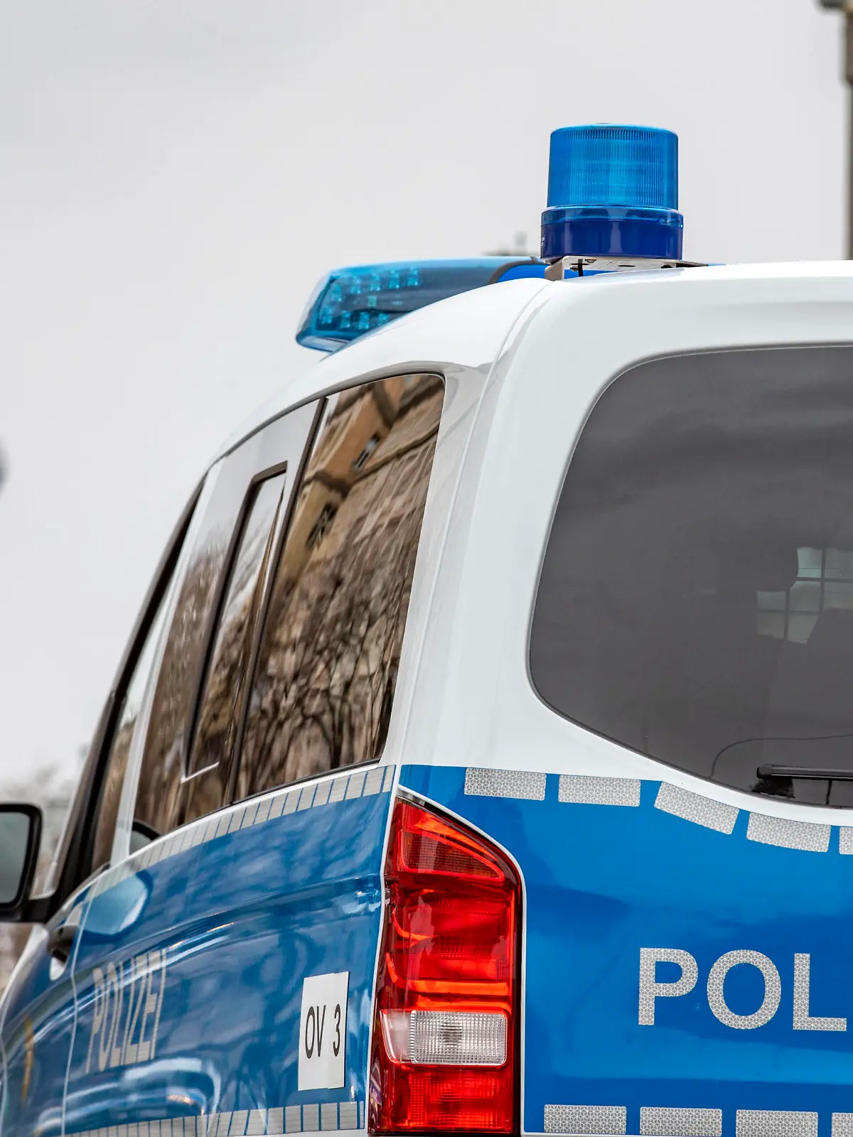 Polizei im Einsatz, Ein Streifenwagen der Berliner Polizei mit Blaulicht im Einsatz an der Frankfurter Allee Berlin Berlin Deutschland *** Police in action, A Berlin police patrol car with blue lights in action at Frankfurter Allee Berlin Berlin Germany