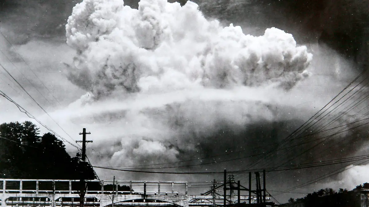 (FILES) A handout photo shows a view of the mushroom cloud photographed from the ground of the 09 August 1945 atomic bombing of Nagasaki. United Nations Secretary General Ban Ki-moon arrived in Japan 03 August 2010 to visit Hiroshima and Nagasaki, the two cities where the US military dropped atomic bombs 65 years ago. Ban will be the first UN secretary general to attend the Peace Memorial Ceremony in Hiroshima. For the first time the United States will send an envoy to the memorial. The US bomber Enola Gay dropped an atomic bomb on Hiroshima on 06 August 1945, killing tens of thousands of people in seconds. By the end of the year, 140,000 had died from the effects of the bomb. On 09 August a second atomic bomb was exploded over Nagasaki, killing more than 73,000 people. EPA/NAGASAKI ATOMIC BOMB MUSEUM EDITORIAL USE ONLY  +++(c) dpa - Bildfunk+++