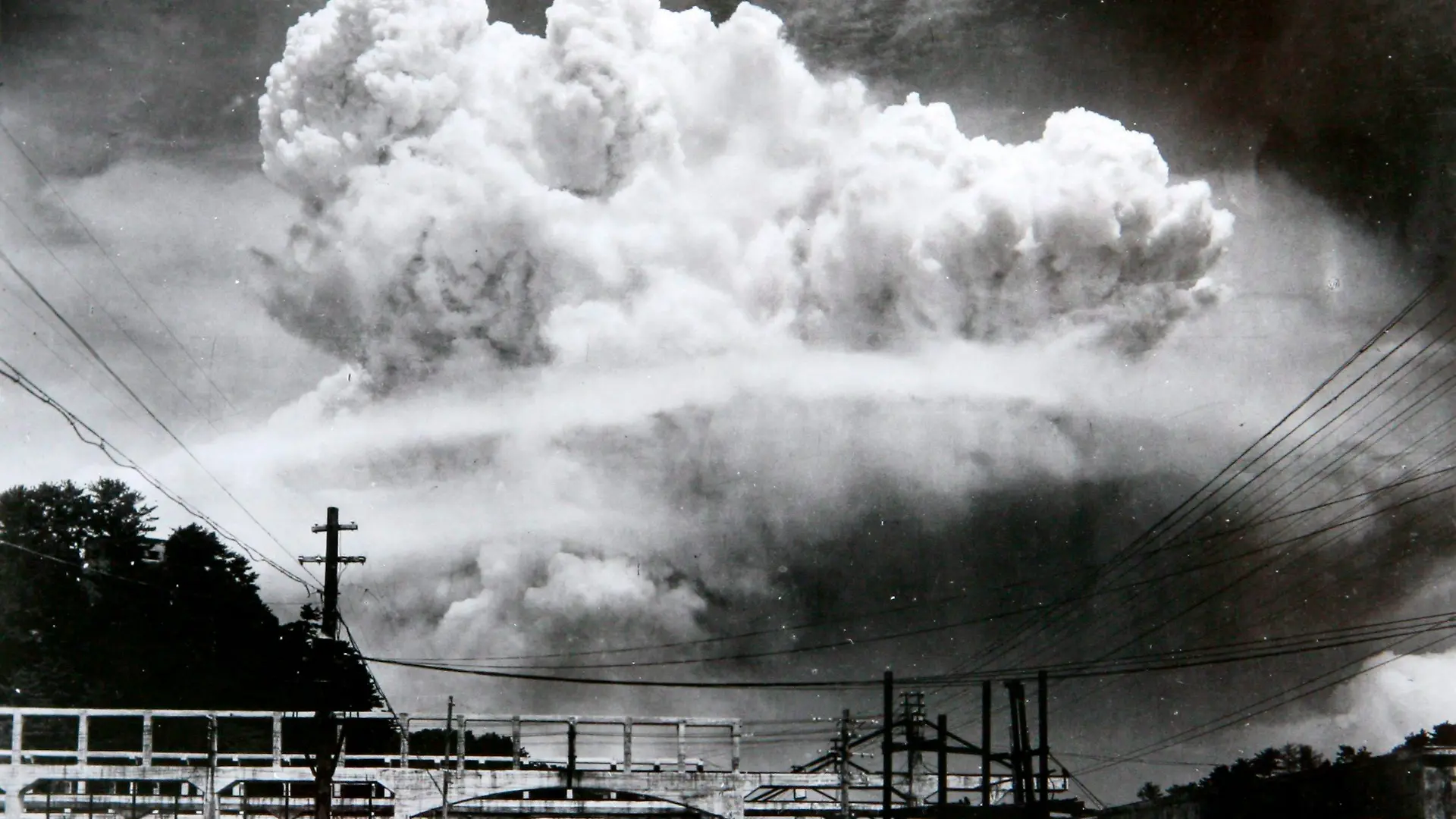 (FILES) A handout photo shows a view of the mushroom cloud photographed from the ground of the 09 August 1945 atomic bombing of Nagasaki. United Nations Secretary General Ban Ki-moon arrived in Japan 03 August 2010 to visit Hiroshima and Nagasaki, the two cities where the US military dropped atomic bombs 65 years ago. Ban will be the first UN secretary general to attend the Peace Memorial Ceremony in Hiroshima. For the first time the United States will send an envoy to the memorial. The US bomber Enola Gay dropped an atomic bomb on Hiroshima on 06 August 1945, killing tens of thousands of people in seconds. By the end of the year, 140,000 had died from the effects of the bomb. On 09 August a second atomic bomb was exploded over Nagasaki, killing more than 73,000 people. EPA/NAGASAKI ATOMIC BOMB MUSEUM EDITORIAL USE ONLY +++(c) dpa - Bildfunk+++