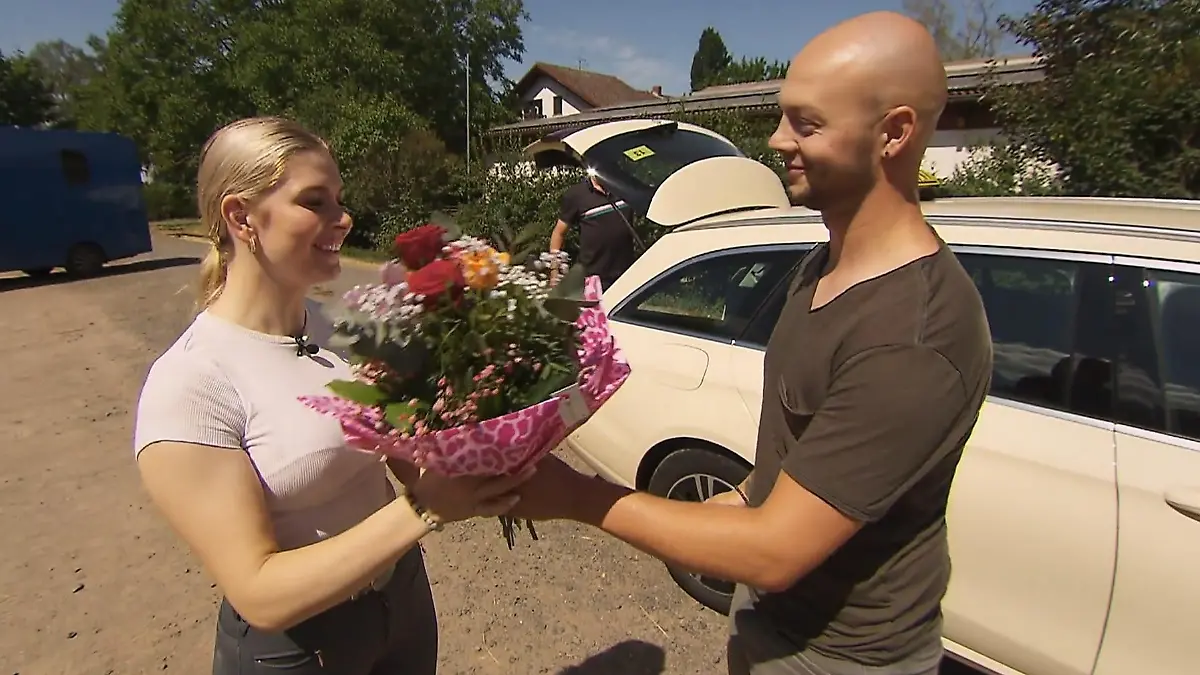 Männernachschub bei Bauer sucht Frau: Die Begrüßung von Carolin und Marcel sieht vielversprechend aus