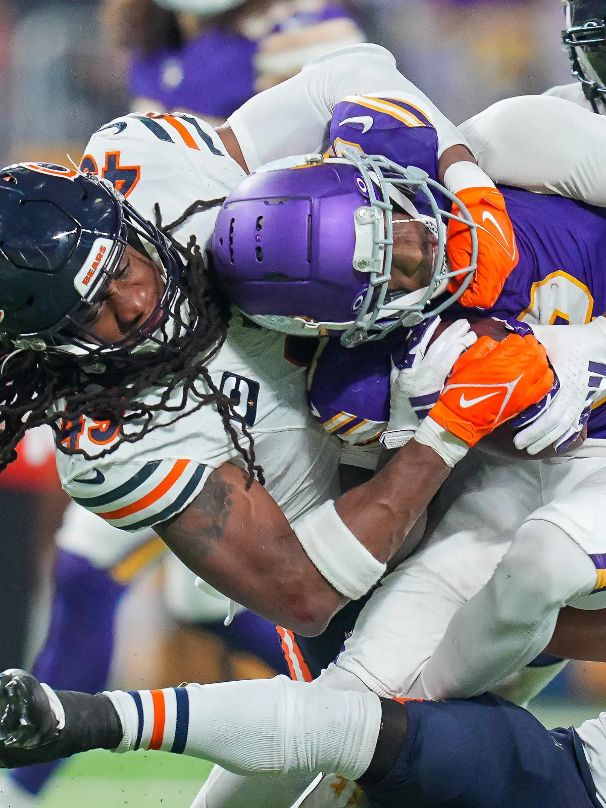 NFL, American Football Herren, USA Chicago Bears at Minnesota Vikings Nov 27, 2023 Minneapolis, Minnesota, USA Chicago Bears linebacker Tremaine Edmunds 49 tackles Minnesota Vikings wide receiver Jordan Addison 3 in the fourth quarter at U.S. Bank Stadium. Minneapolis U.S. Bank Stadium Minnesota USA, EDITORIAL USE ONLY PUBLICATIONxINxGERxSUIxAUTxONLY Copyright: xBradxRempelx 20231127_cec_ai9_232