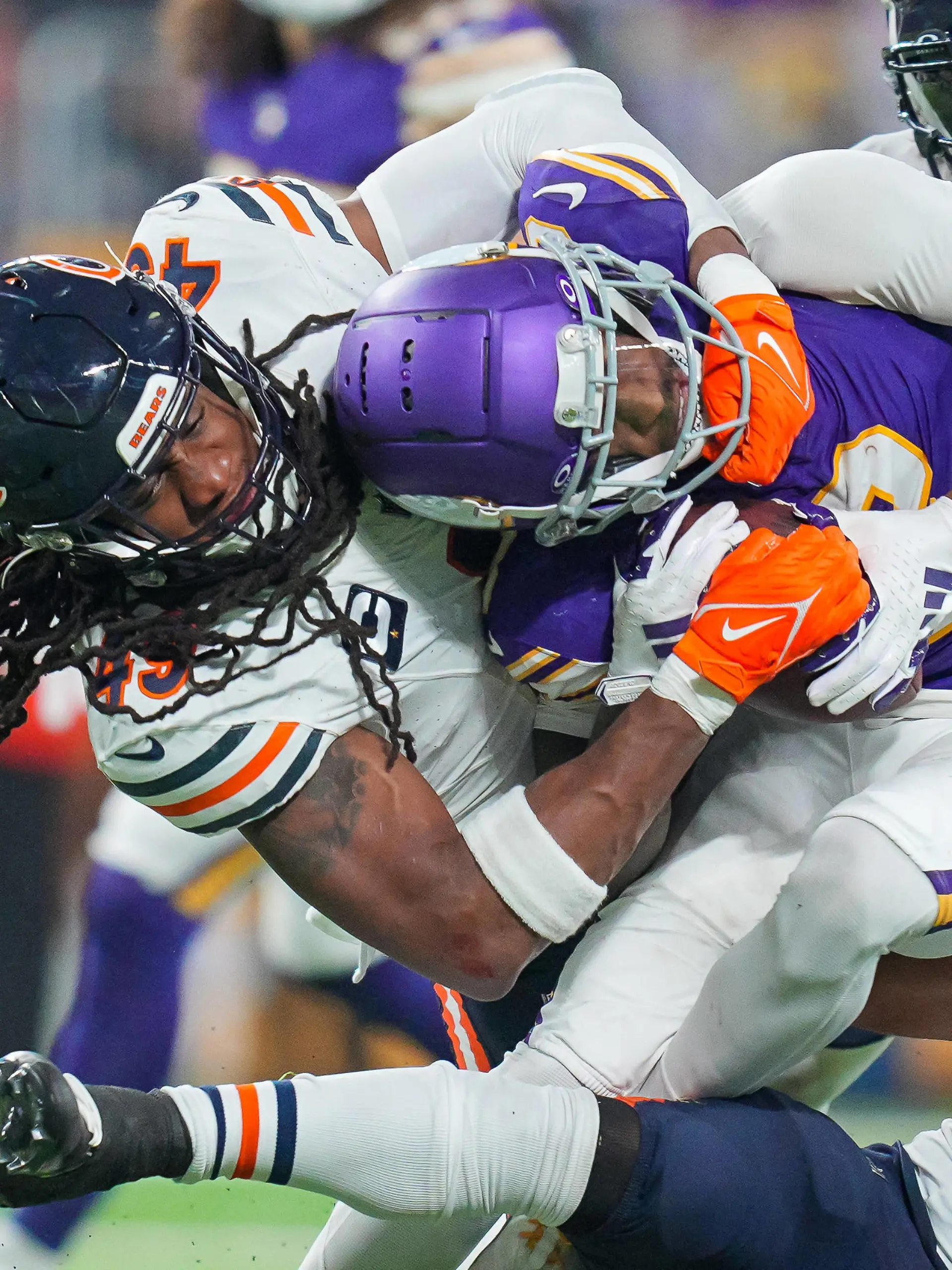 NFL, American Football Herren, USA Chicago Bears at Minnesota Vikings Nov 27, 2023 Minneapolis, Minnesota, USA Chicago Bears linebacker Tremaine Edmunds 49 tackles Minnesota Vikings wide receiver Jordan Addison 3 in the fourth quarter at U.S. Bank Stadium. Minneapolis U.S. Bank Stadium Minnesota USA, EDITORIAL USE ONLY PUBLICATIONxINxGERxSUIxAUTxONLY Copyright: xBradxRempelx 20231127_cec_ai9_232