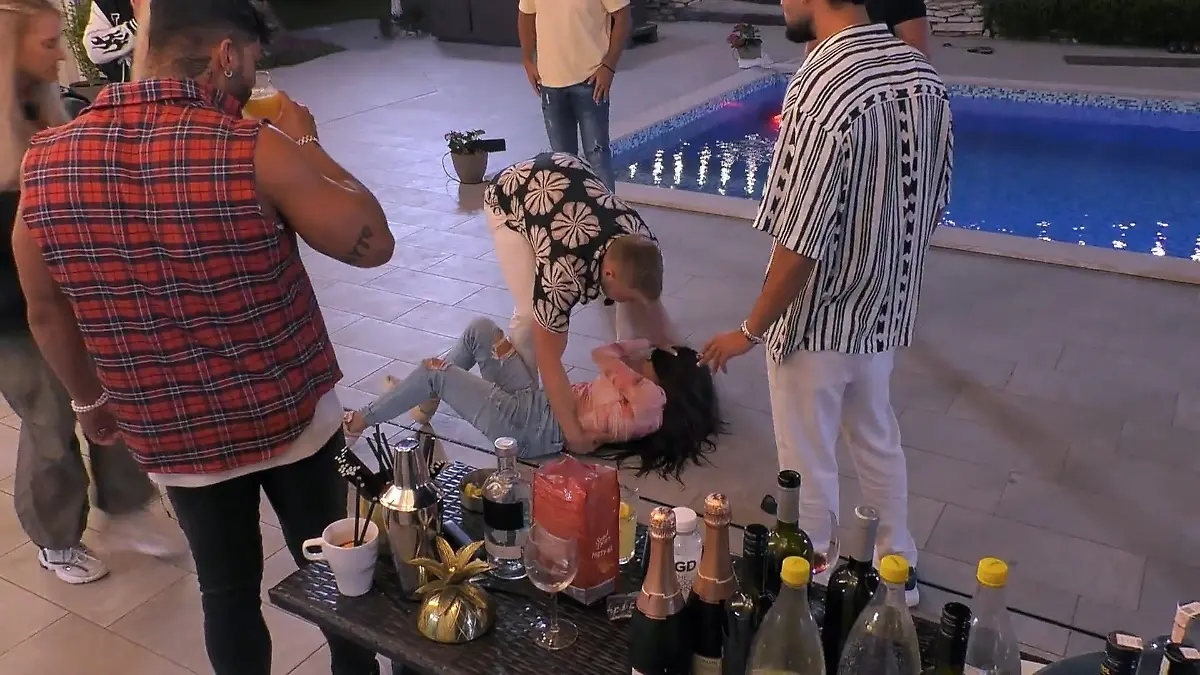 Unfall bei „Temptation Island VIP“ Kader Loth am Boden
