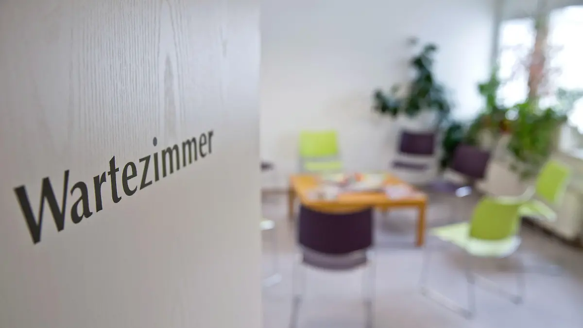 ARCHIV - 04.03.2015, Bayern, Nürnberg: «Wartezimmer» ist auf der Tür eines leeren Wartezimmers in einer Arztpraxis zu lesen. In Hamburg kommen in der Corona-Pandemie deutlich weniger Patienten in die Praxen. (zu dpa: «Deutlich weniger Patienten in Hamburger Hausarztpraxen») Foto: Daniel Karmann/dpa +++ dpa-Bildfunk +++