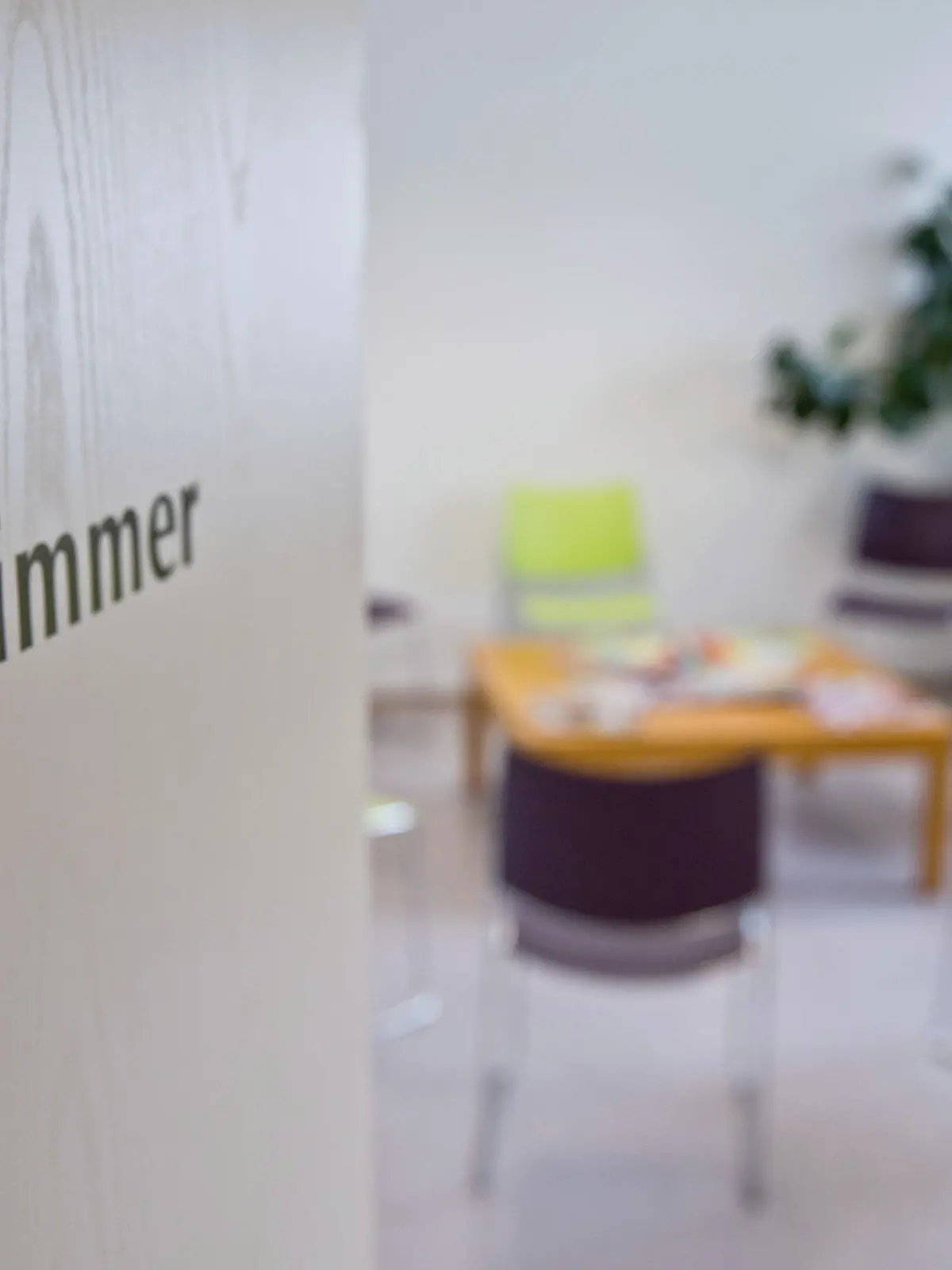ARCHIV - 04.03.2015, Bayern, Nürnberg: «Wartezimmer» ist auf der Tür eines leeren Wartezimmers in einer Arztpraxis zu lesen. In Hamburg kommen in der Corona-Pandemie deutlich weniger Patienten in die Praxen. (zu dpa: «Deutlich weniger Patienten in Hamburger Hausarztpraxen») Foto: Daniel Karmann/dpa +++ dpa-Bildfunk +++