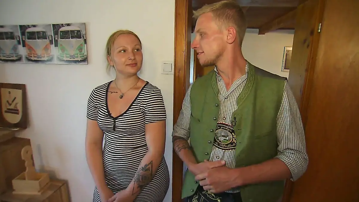 „Bauer sucht Frau“-Kandidat Hannes hat sich mit seiner Jenny einen kleinen Scherz erlaubt. Und er hat Glück, dass sie ihm das nicht übelzunehmen scheint.