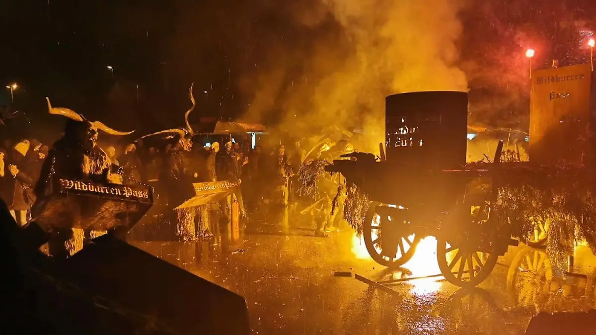 Beim traditionellen Perchten-Umzug sollen - ähnlich wie bei den Krampus-Läufen in der Adventszeit - böse Geister vertrieben werden.