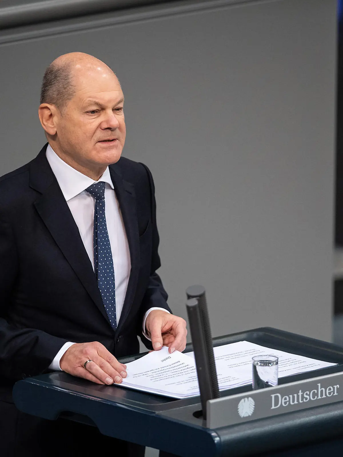 Bundeskanzler Olaf Scholz (SPD) spricht bei einer Regierungserklärung zur Haushaltslage im Bundestag.
