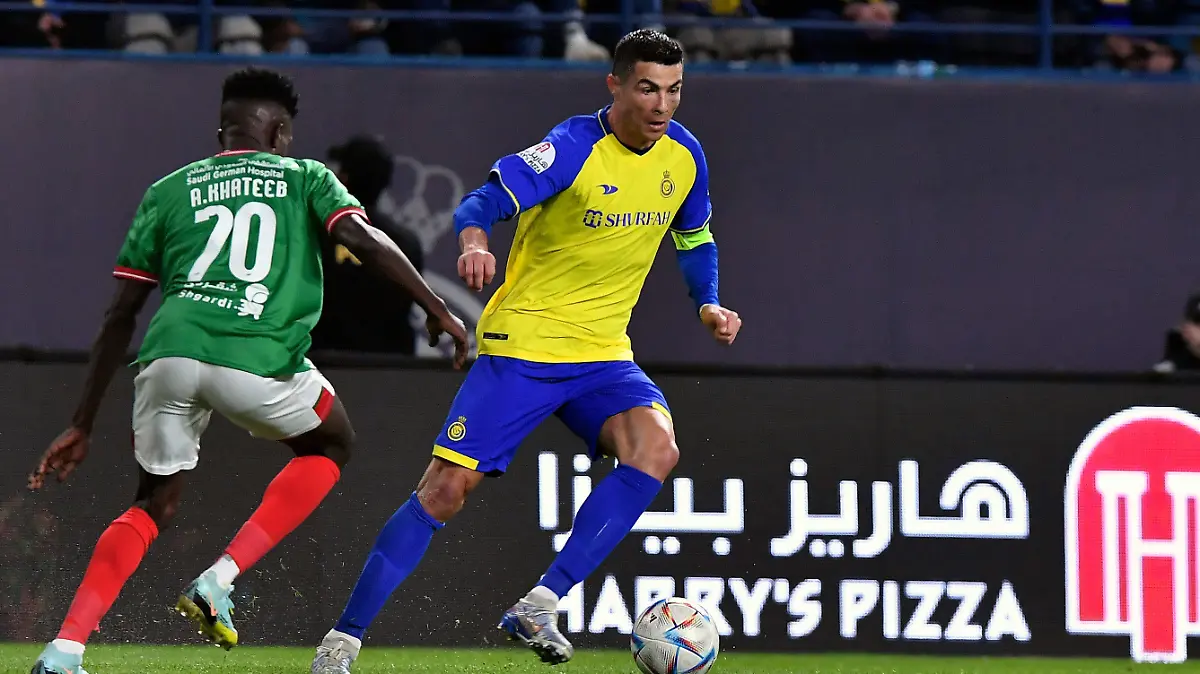 ARCHIV - 22.01.2023, Saudi-Arabien, Riad: Cristiano Ronaldo (r) von Al Nassr in Aktion. Mit einer Fair-Play-Geste sorgt Ronaldo für Aufsehen in der asiatischen Champions League. (zu dpa: «Ronaldo erstaunt mit Elfmeter-Verzicht») Foto: -/AP/dpa +++ dpa-Bildfunk +++
