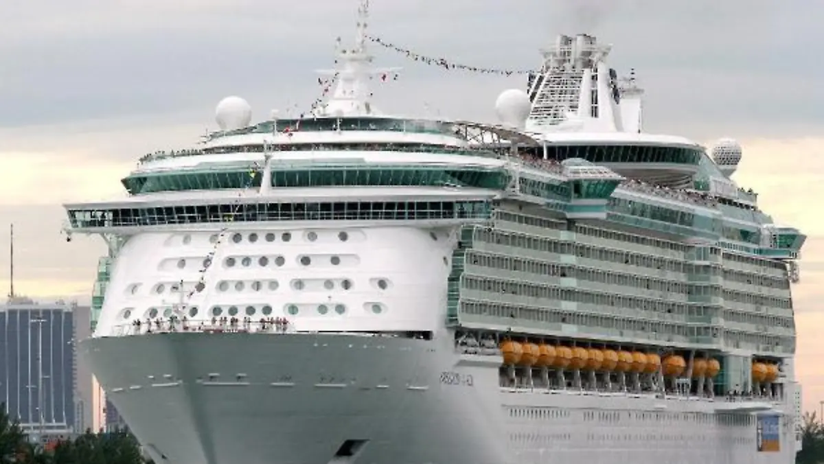 This file photograph dated 25 May 2006 shows the world's biggest cruise ship, called 'Freedom of the Seas', owned by US cruise company Royal Caribbean. The Royal Caribbean has has acquired 100 per cent stakes in the Spanish wholesale tourism company Pullmantur, it was announced Thursday 31 August 2006. Royal Caribbean has paid 430 million euros and taken over Pullmantur's debt amounting to 270 million euros. It is expected that the operation, which will help Royal Caribbean to gain quota in the European and Latin American markets, will be finalised before the end of the year. Foto: EPA/JOHN RILEY +++(c) dpa - Report+++