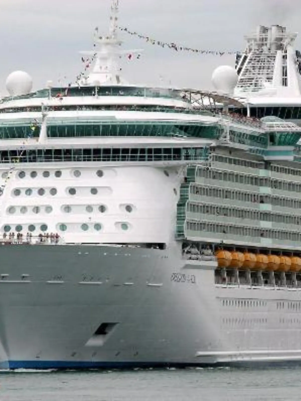 This file photograph dated 25 May 2006 shows the world's biggest cruise ship, called 'Freedom of the Seas', owned by US cruise company Royal Caribbean. The Royal Caribbean has has acquired 100 per cent stakes in the Spanish wholesale tourism company Pullmantur, it was announced Thursday 31 August 2006. Royal Caribbean has paid 430 million euros and taken over Pullmantur's debt amounting to 270 million euros. It is expected that the operation, which will help Royal Caribbean to gain quota in the European and Latin American markets, will be finalised before the end of the year. Foto: EPA/JOHN RILEY +++(c) dpa - Report+++