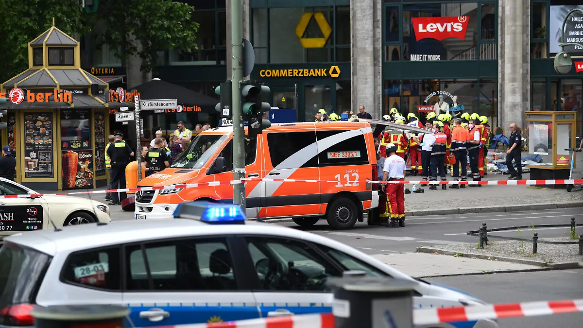 ARCHIV - 08.06.2022, Berlin: Polizei und Rettungsdienste sichern das Areal nach der Todesfahrt am Kurfürstendamm. Nach der Todesfahrt auf dem Kurfürstendamm mit einer Toten und zahlreichen Schwerverletzten legt ein vorläufiges psychiatrisches Gutachten die Schuldunfähigkeit des 29-jährigen Tatverdächtigen nahe. Foto: Fabian Sommer/dpa +++ dpa-Bildfunk +++