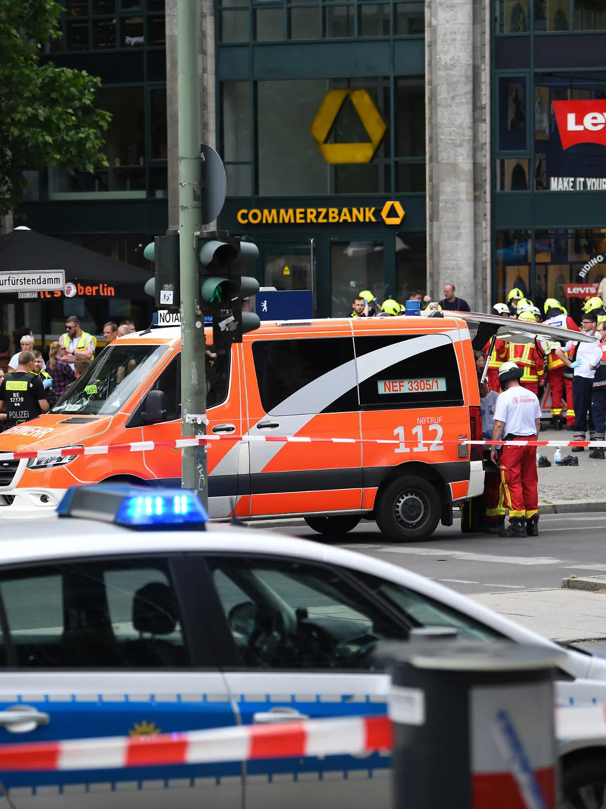 ARCHIV - 08.06.2022, Berlin: Polizei und Rettungsdienste sichern das Areal nach der Todesfahrt am Kurfürstendamm. Nach der Todesfahrt auf dem Kurfürstendamm mit einer Toten und zahlreichen Schwerverletzten legt ein vorläufiges psychiatrisches Gutachten die Schuldunfähigkeit des 29-jährigen Tatverdächtigen nahe. Foto: Fabian Sommer/dpa +++ dpa-Bildfunk +++