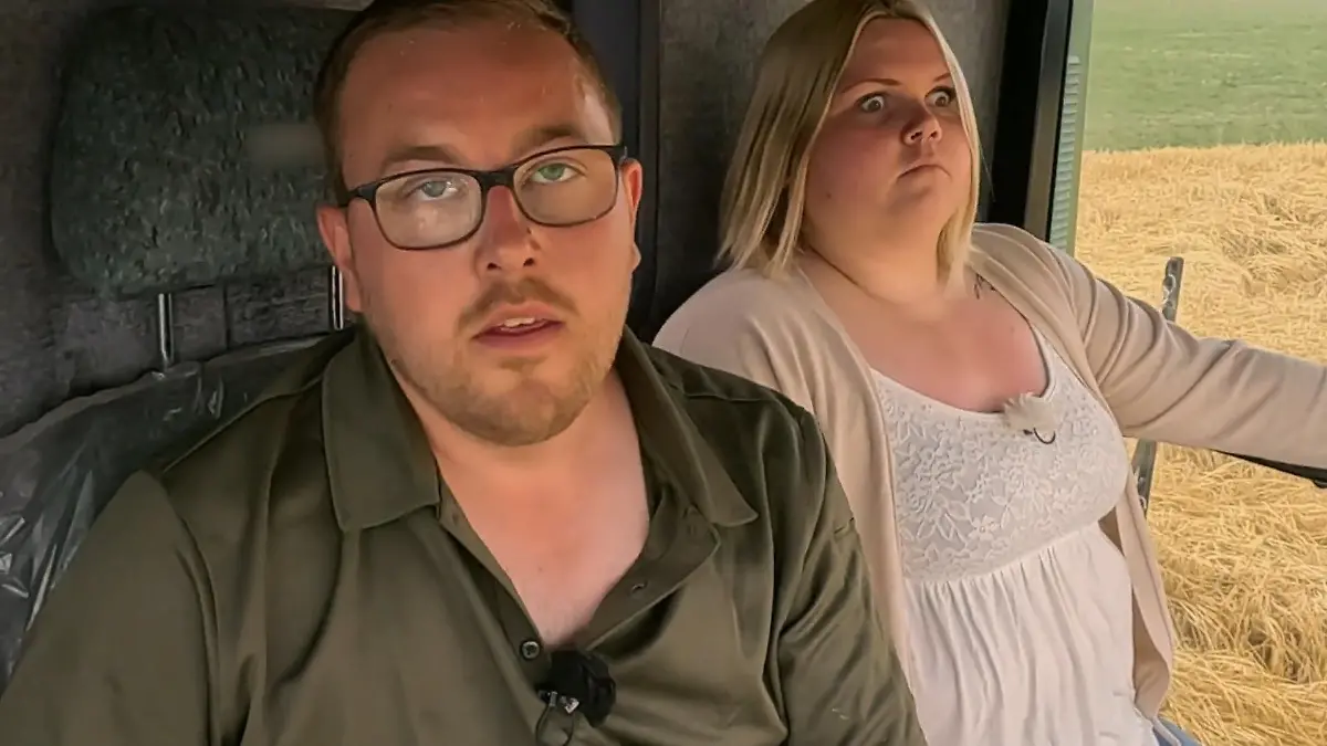 Stephans Hofdame Laura kämpft auf dem Mähdrescher mit ihrer Höhenangst