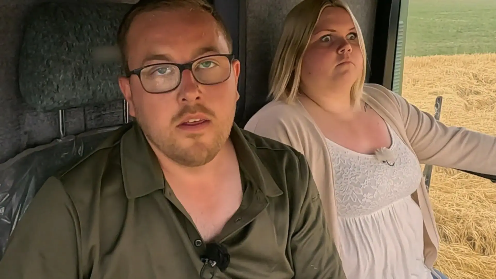 Stephans Hofdame Laura kämpft auf dem Mähdrescher mit ihrer Höhenangst