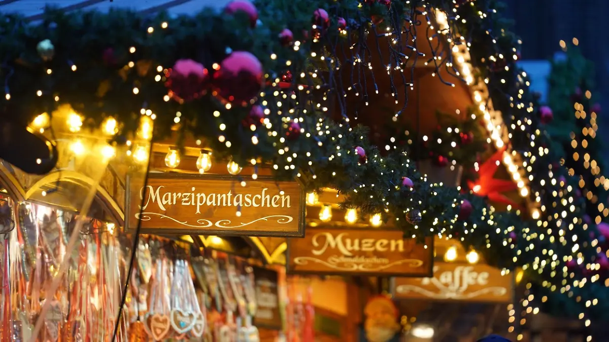 27.11.2023, Schleswig-Holstein, Lübeck: Ein Stand auf dem Weihnachtsmarkt ist hell erleuchtet. Zahlreiche Weihnachtsmärkte in Deutschland öffnen am Montag ihre Tore. Foto: Marcus Brandt/dpa +++ dpa-Bildfunk +++