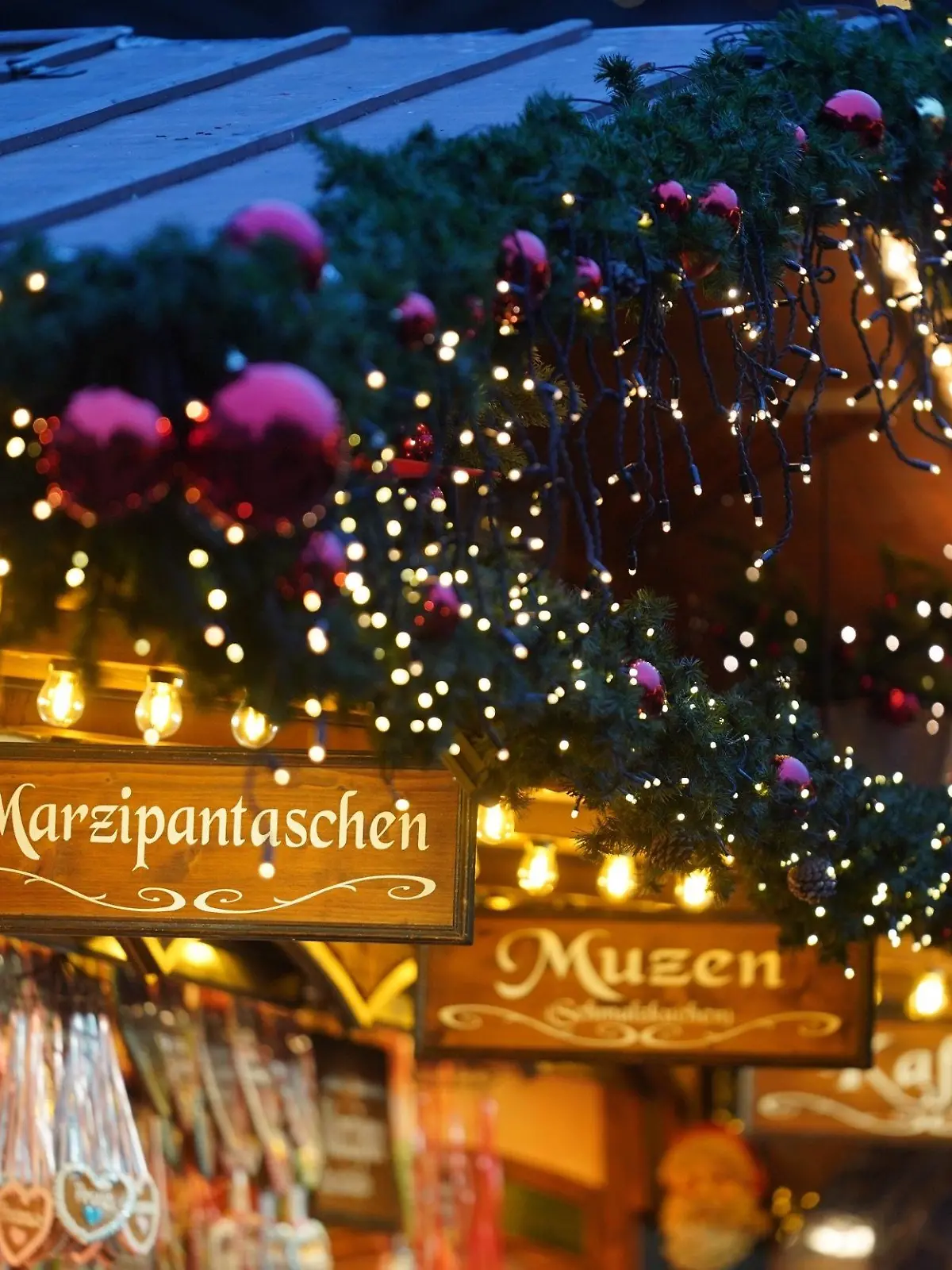 27.11.2023, Schleswig-Holstein, Lübeck: Ein Stand auf dem Weihnachtsmarkt ist hell erleuchtet. Zahlreiche Weihnachtsmärkte in Deutschland öffnen am Montag ihre Tore. Foto: Marcus Brandt/dpa +++ dpa-Bildfunk +++