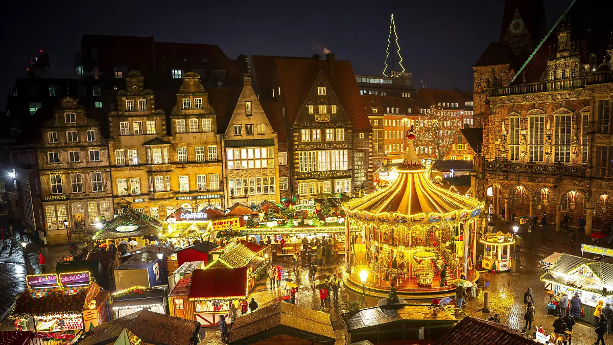 dpatopbilder - PRODUKTION - 27.11.2023, Bremen: Der Weihnachtsmarkt vor dem Rathaus. Der Weihnachtsmarkt rund um den Bremer Marktplatz findet vom 27. November bis zum 23. Dezember statt. Foto: Sina Schuldt/dpa +++ dpa-Bildfunk +++